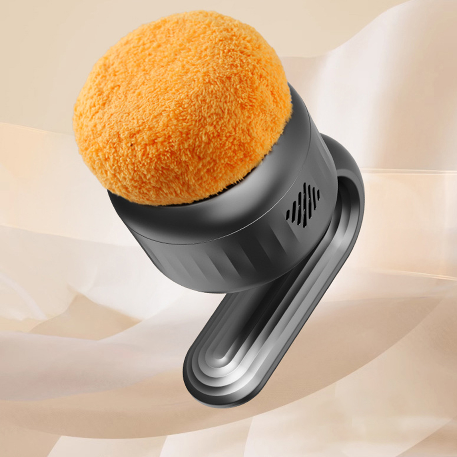 Schwarzes Handmassagegerät mit einem orangefarbenen, flauschigen Ball oben. Beiger Hintergrund mit Wellenlinien.