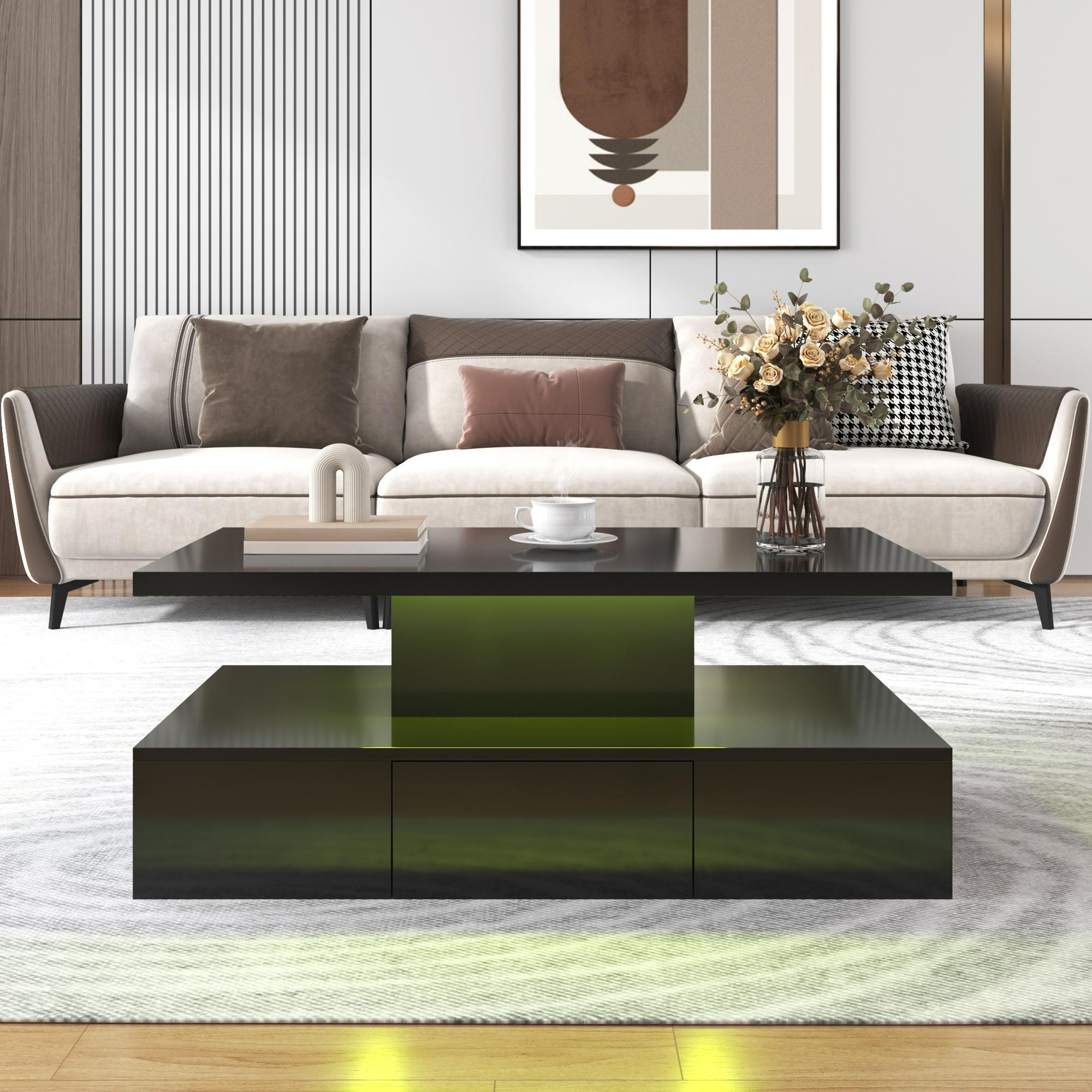 Ein modernes Wohnzimmer mit schwarzem Couchtisch, Sofa und einem Gemälde an der Wand.