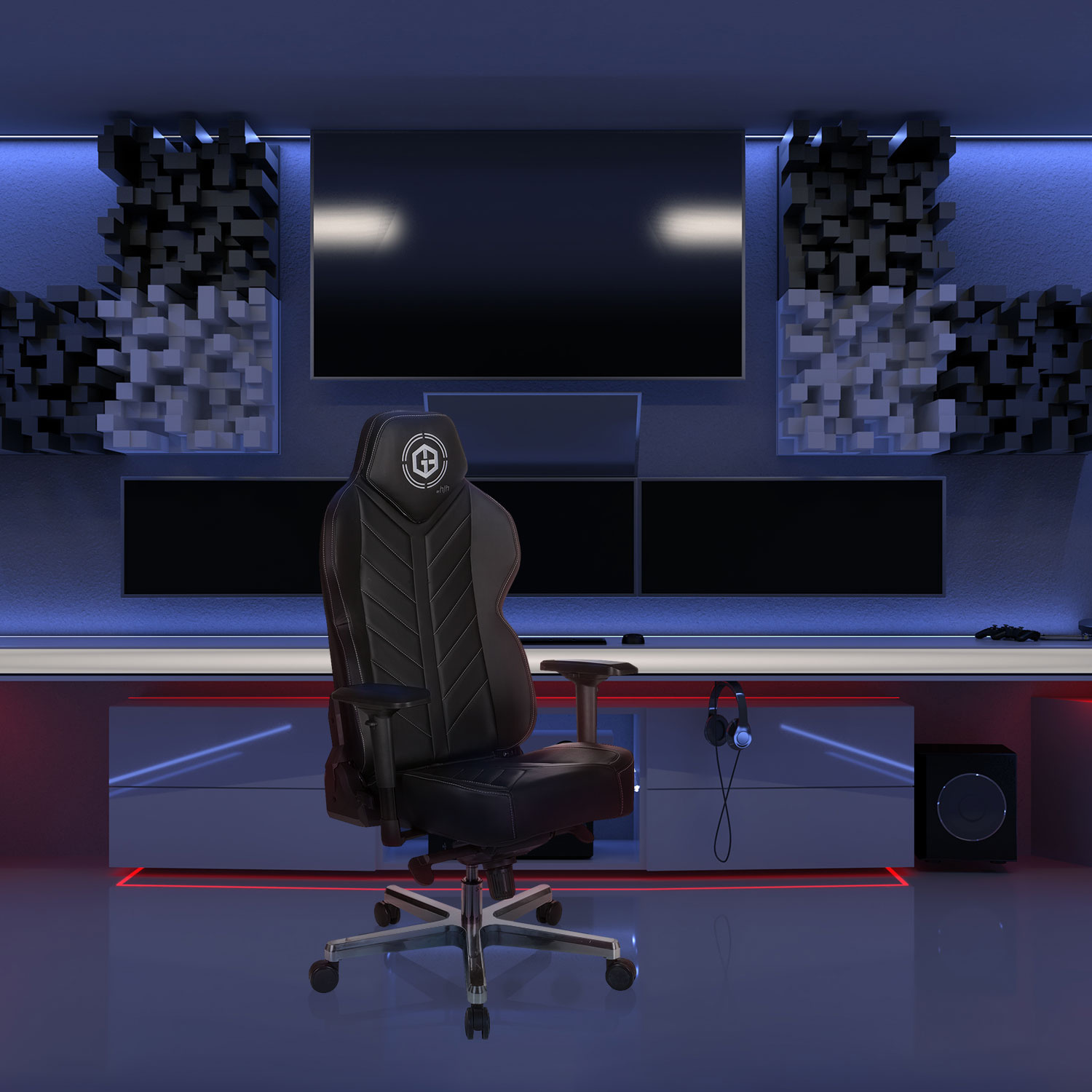 Gaming-Stuhl in einem Raum mit mehreren Bildschirmen und einem Schreibtisch.