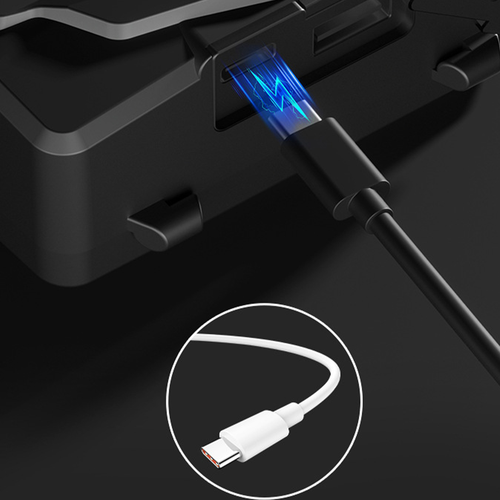 Nahaufnahme eines USB-C-Kabels, das in ein schwarzes Gerät eingesteckt ist. Blaues Blitzsymbol sichtbar.
