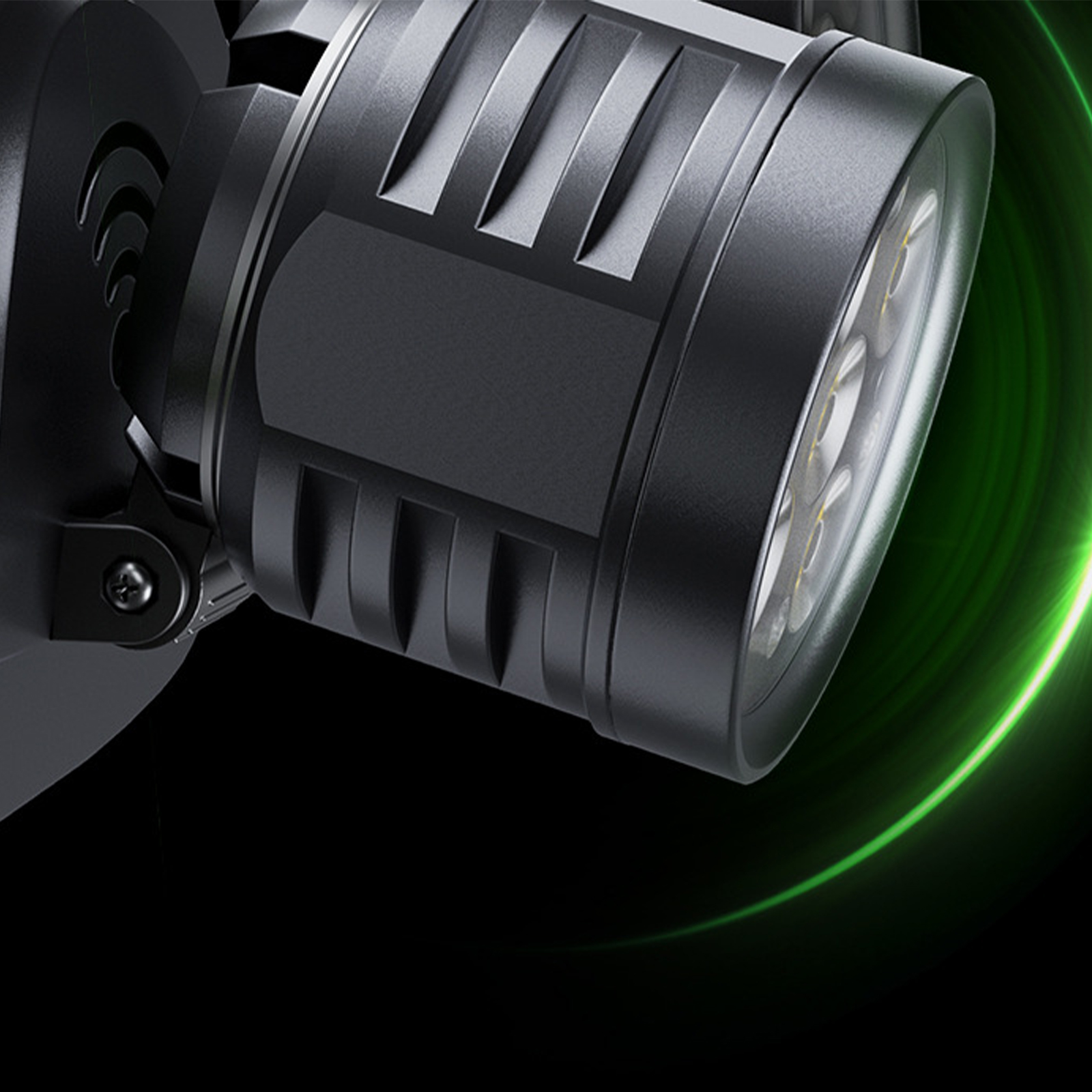 Ein schwarzer Flutlichtstrahler mit mehreren LEDs. Der Hintergrund ist schwarz mit grünem Kreis.