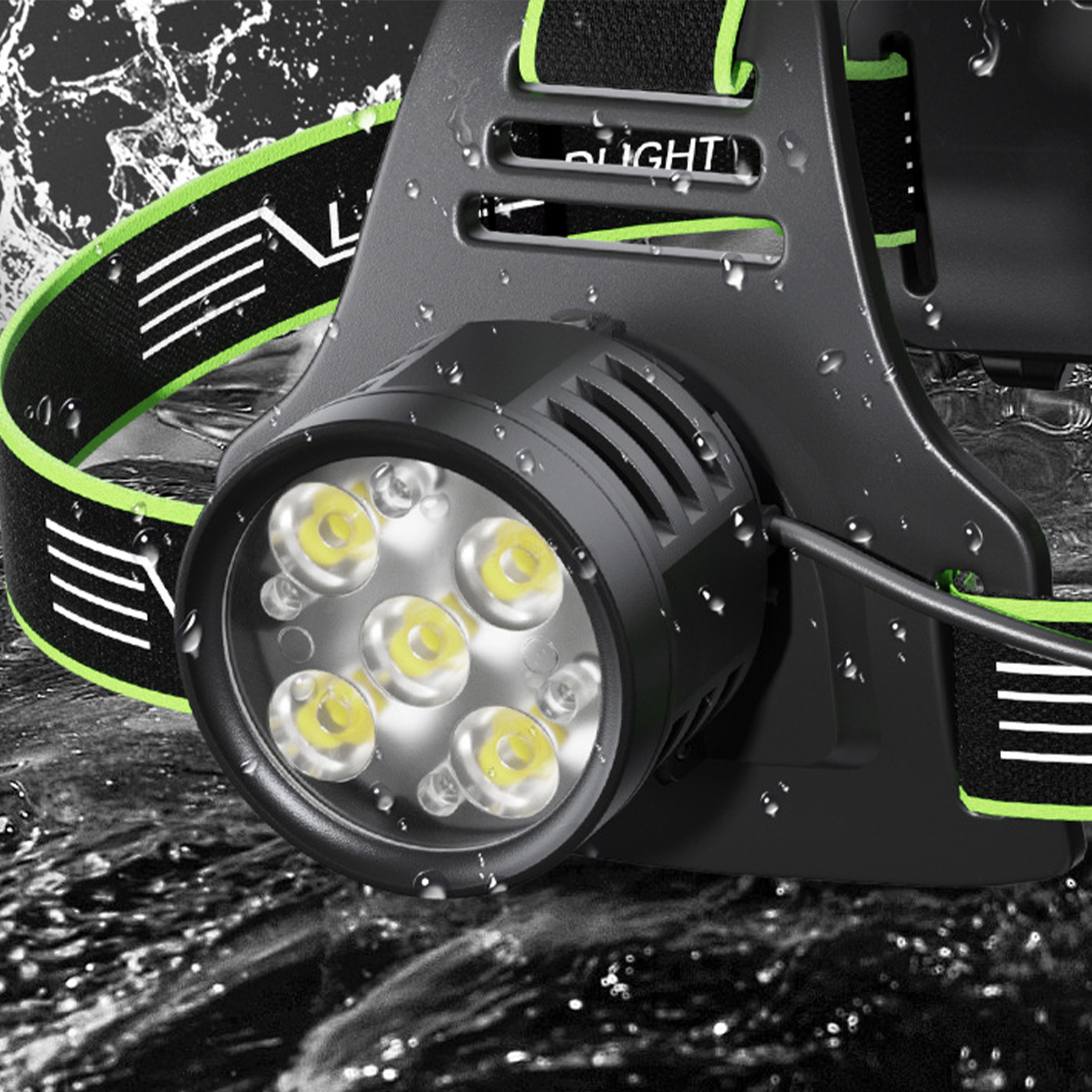Schwarze Stirnlampe mit Wassertropfen. Die Stirnlampe hat mehrere Lichter und grüne Akzente.