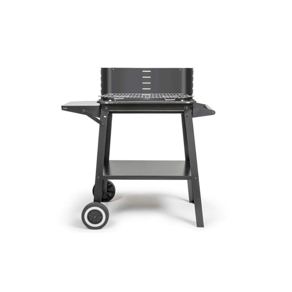 Zwarte metalen grill op een kar met wielen. Een plank bevindt zich onder de grill.