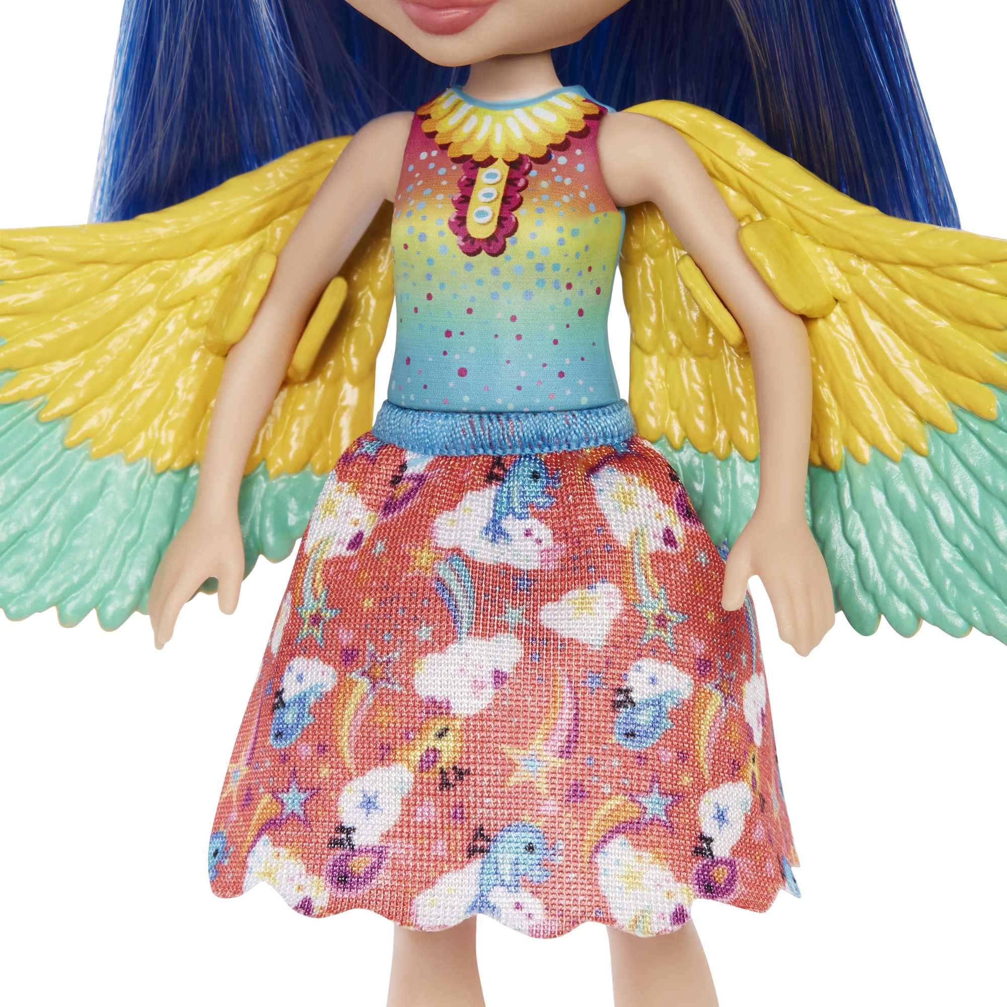 Primer plano de una muñeca con pelo azul y un vestido colorido con un diseño de alas de pájaro y alas.