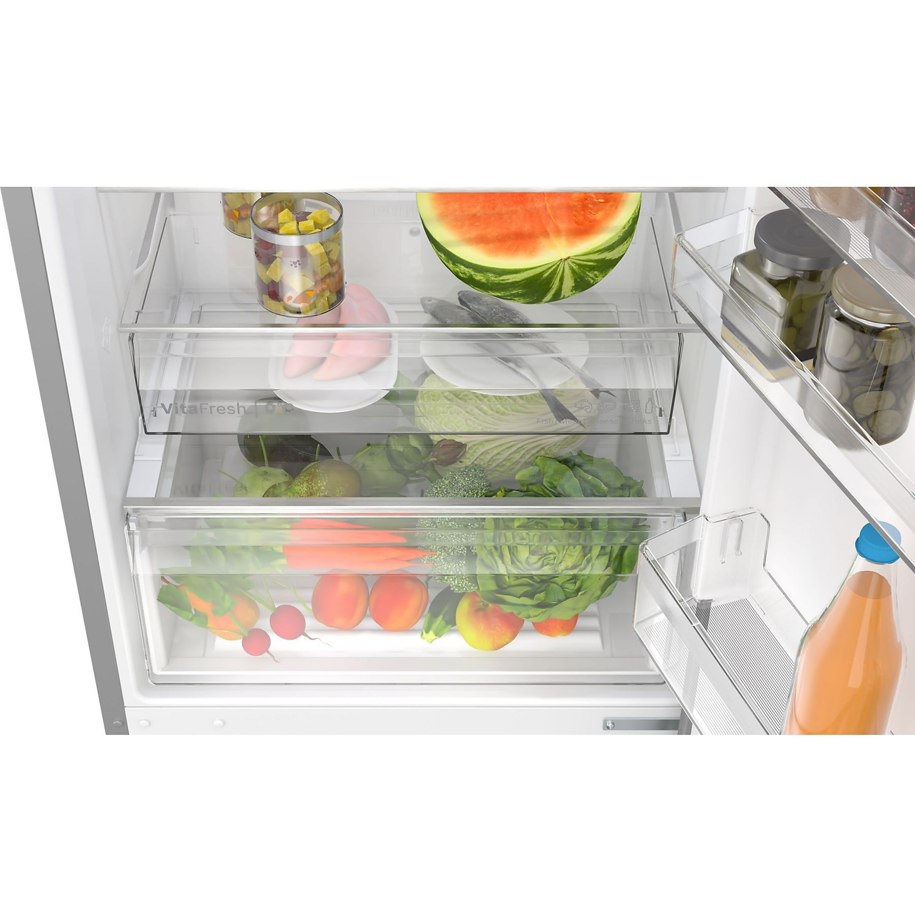 Kühlschrank offen mit Obst und Gemüse in Schubladen, Wassermelone und Gläsern.