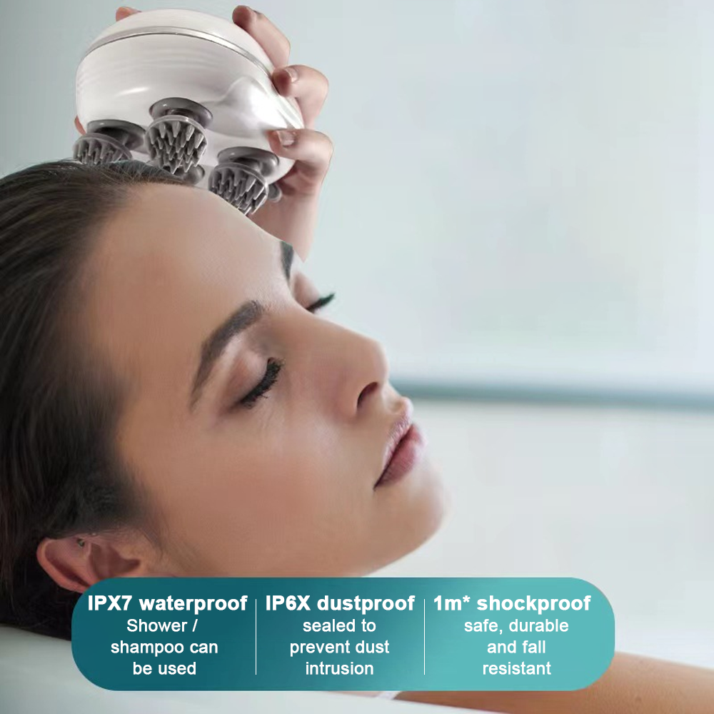 Eine Frau benutzt ein weißes Kopfhautmassagegerät auf ihrem Kopf. Text über Produkteigenschaften.