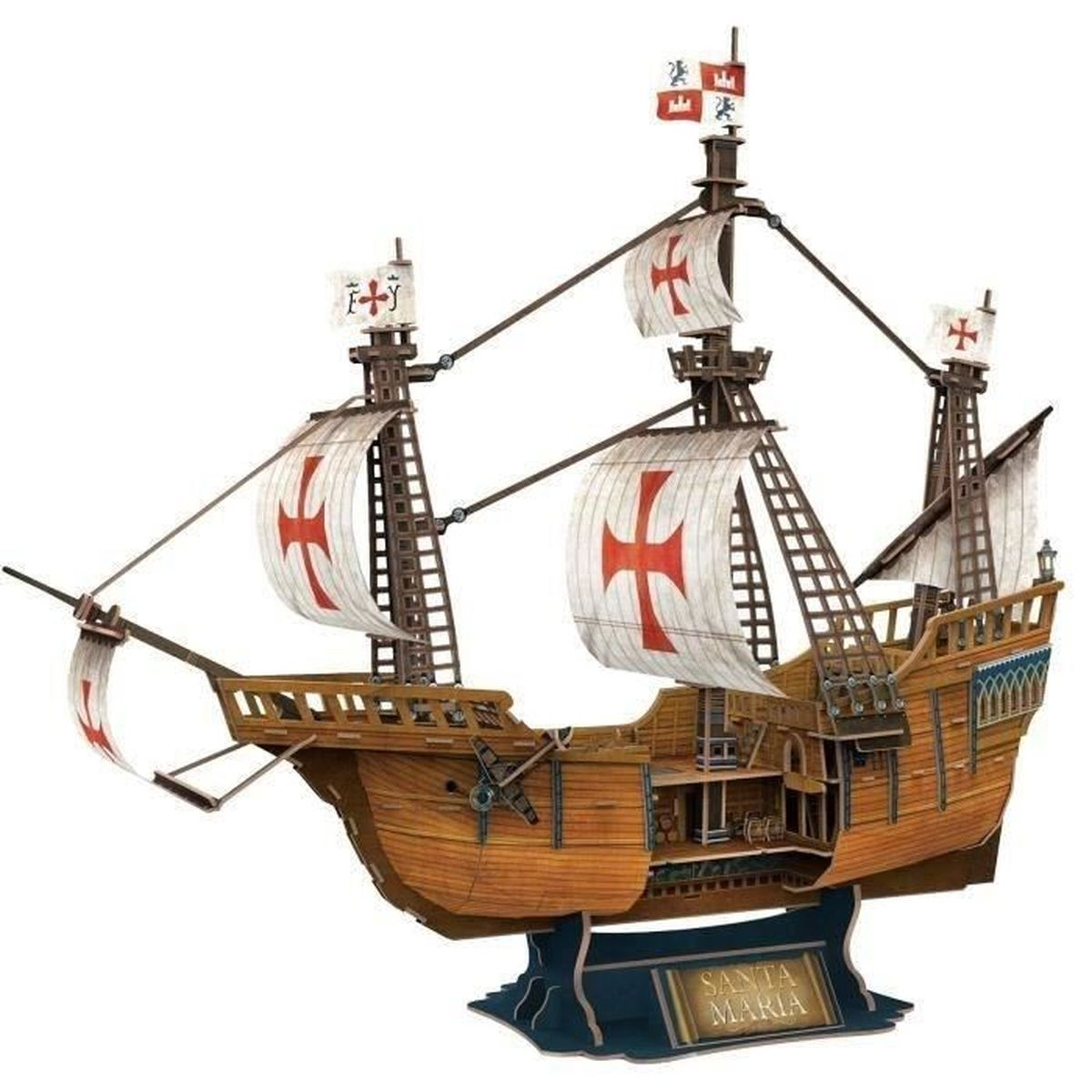 Un modello in legno della nave Santa Maria, con base blu e sfondo bianco.