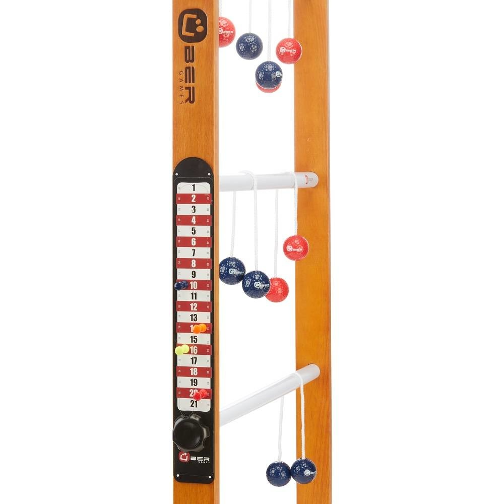 Ein Leiter-Spiel mit Holzrahmen, nummerierten Sprossen und hängenden Bällen in Rot und Blau.