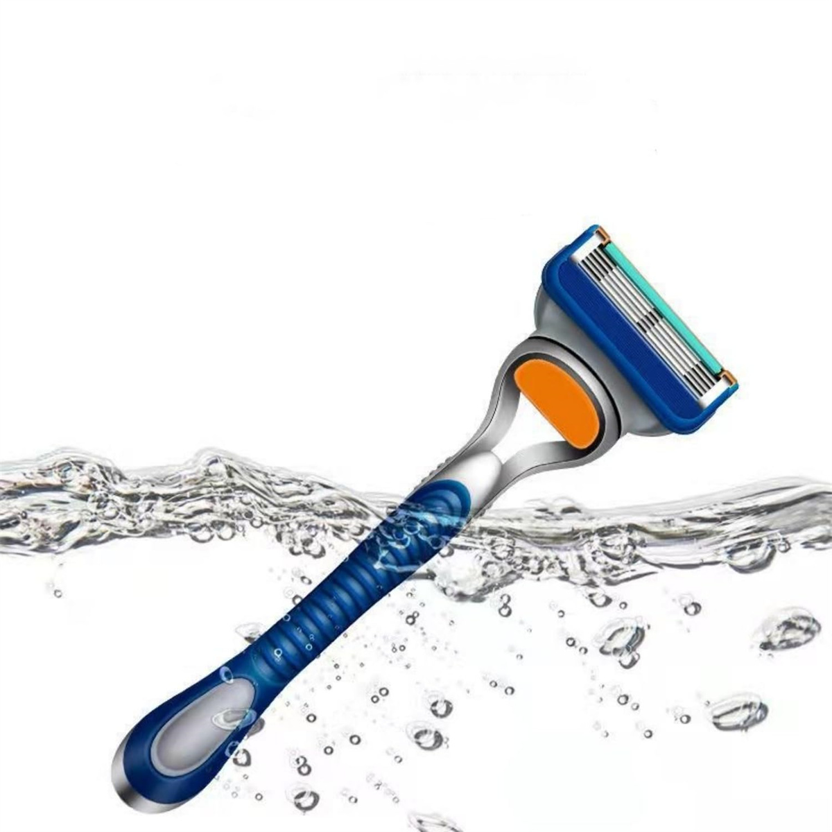 Rasierer im Wasser. Blauer und silberner Griff mit orangefarbenem Akzent, fünf Klingen und Wassertropfen.
