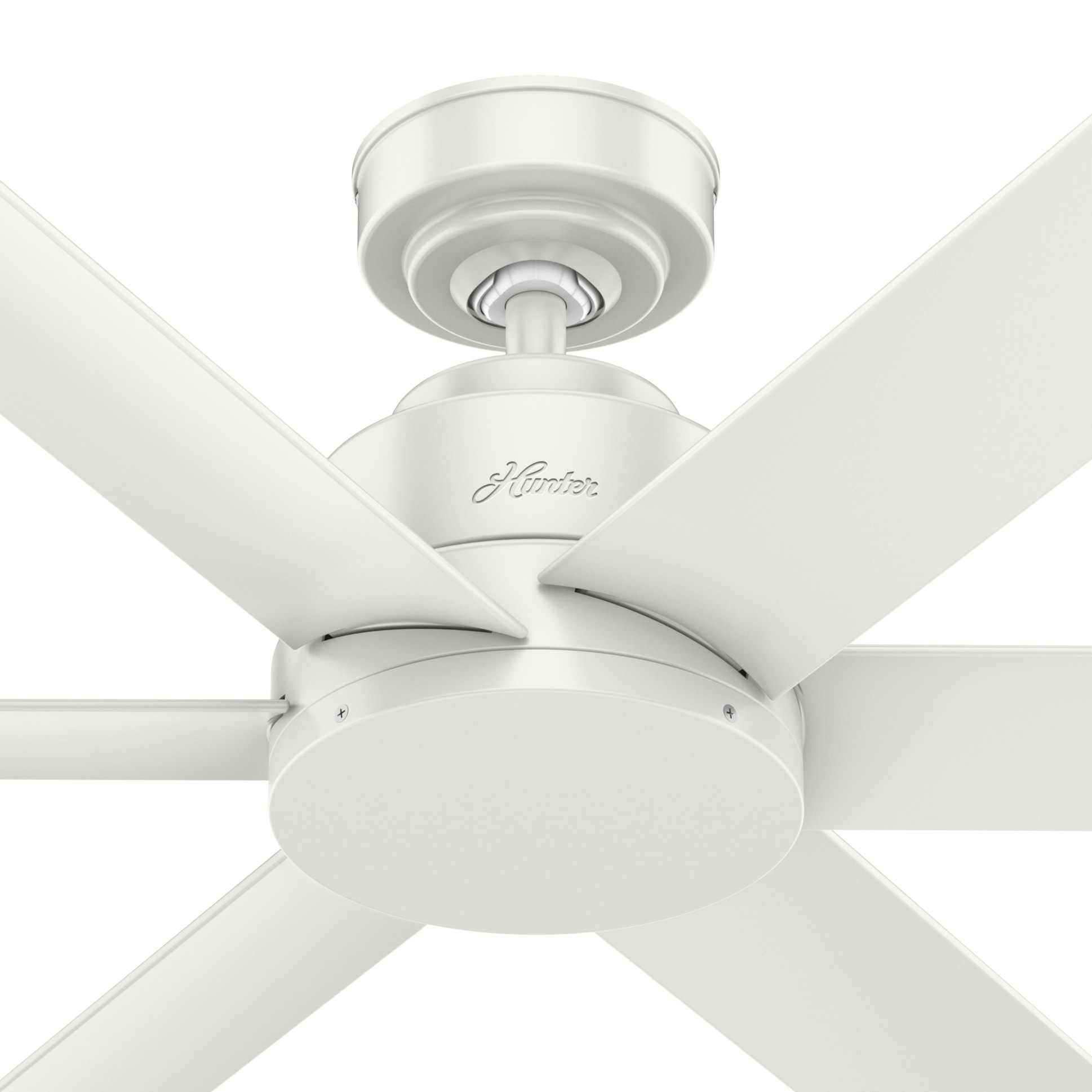 Weißer Deckenventilator mit fünf Flügeln vor weißem Hintergrund.