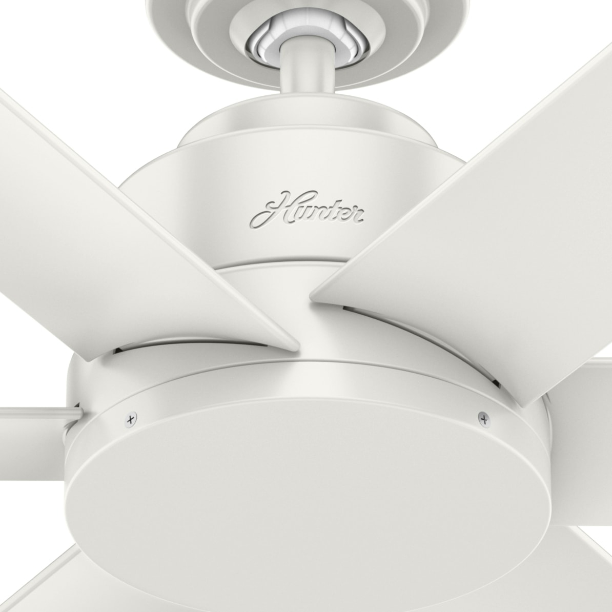 Nahaufnahme des weißen Deckenventilators mit Flügeln und Motorgehäuse.