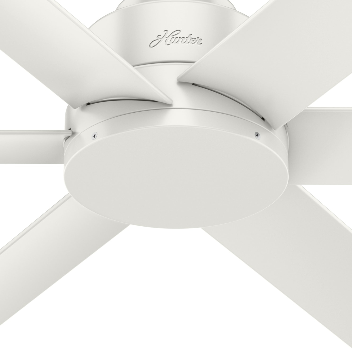 Nahaufnahme der weißen Deckenventilatorblätter und des Motorgehäuses.