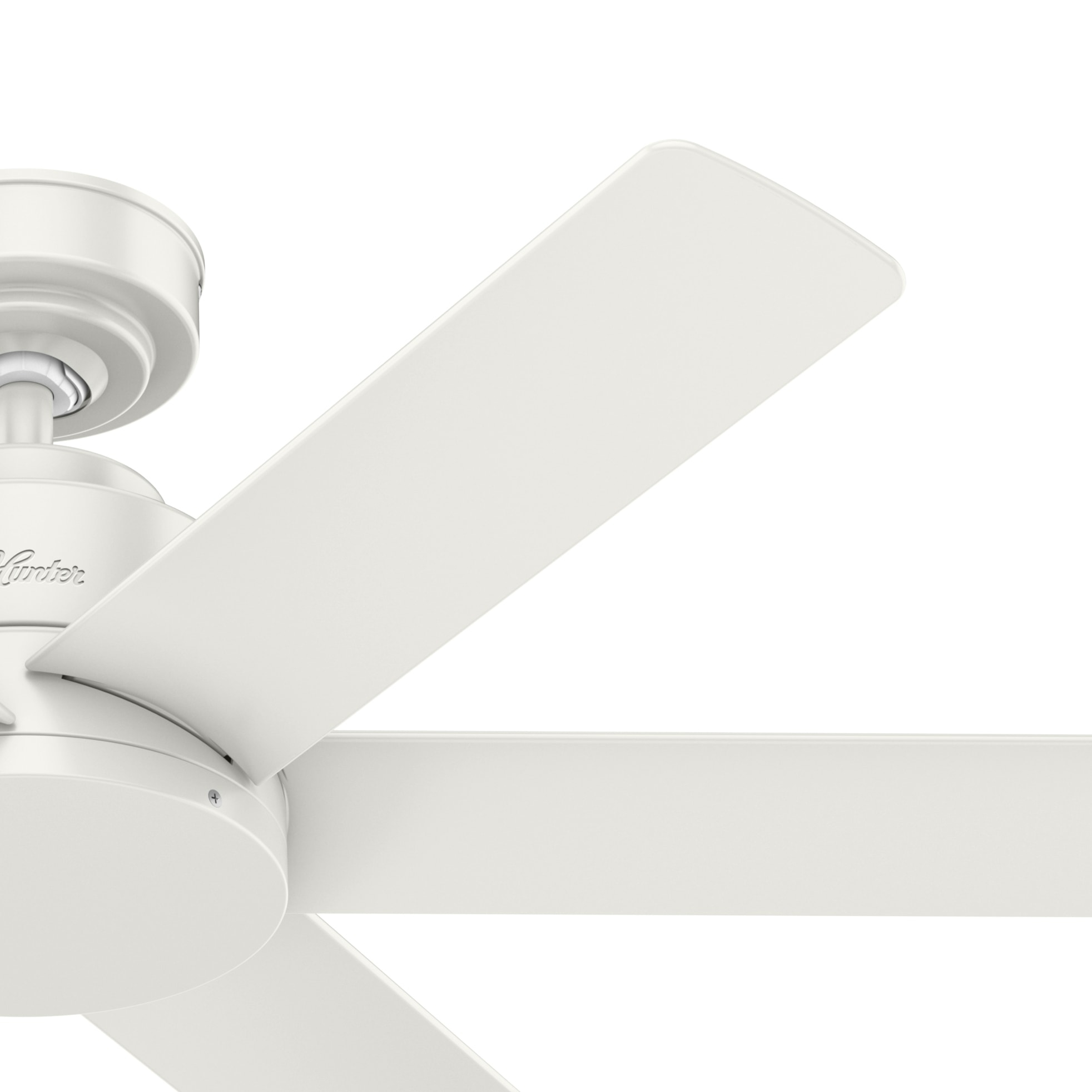 Weißer Deckenventilator mit drei Flügeln vor weißem Hintergrund.