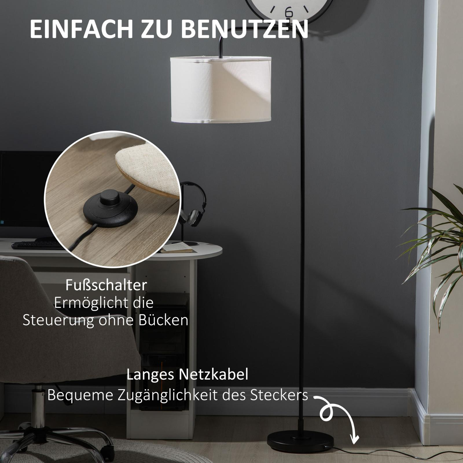 Eine Stehlampe mit Fußschalter, langem Netzkabel und einem Etikett zur Benutzerfreundlichkeit auf Deutsch.