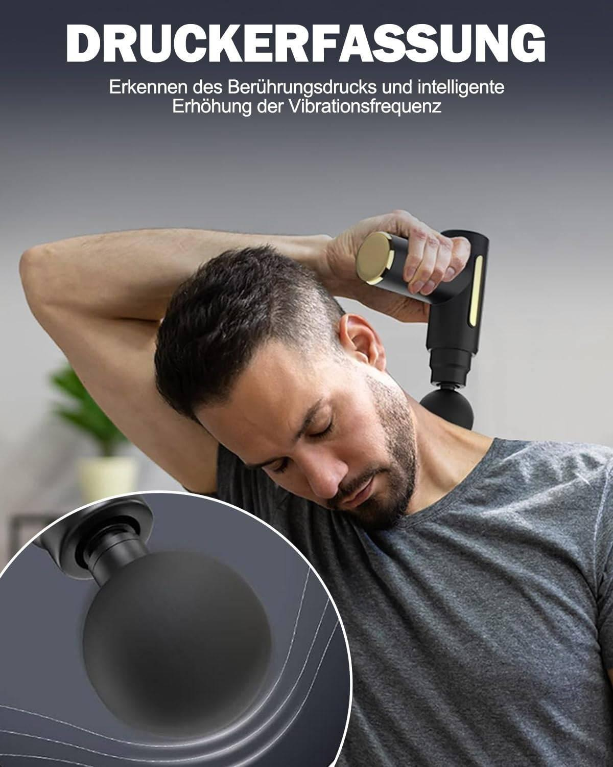 Ein Mann bekommt eine Nackenmassage. Das Massagegerät ist in seiner Hand.