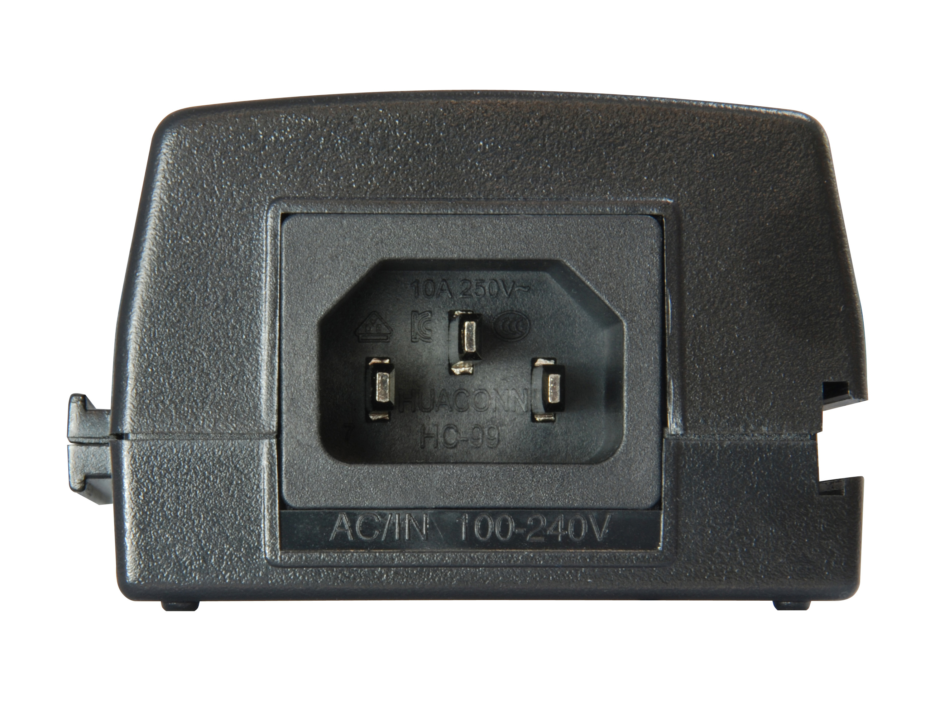 Czarny zasilacz z gniazdem trójbolcowym. AC/IN 100-240V. Białe tło.