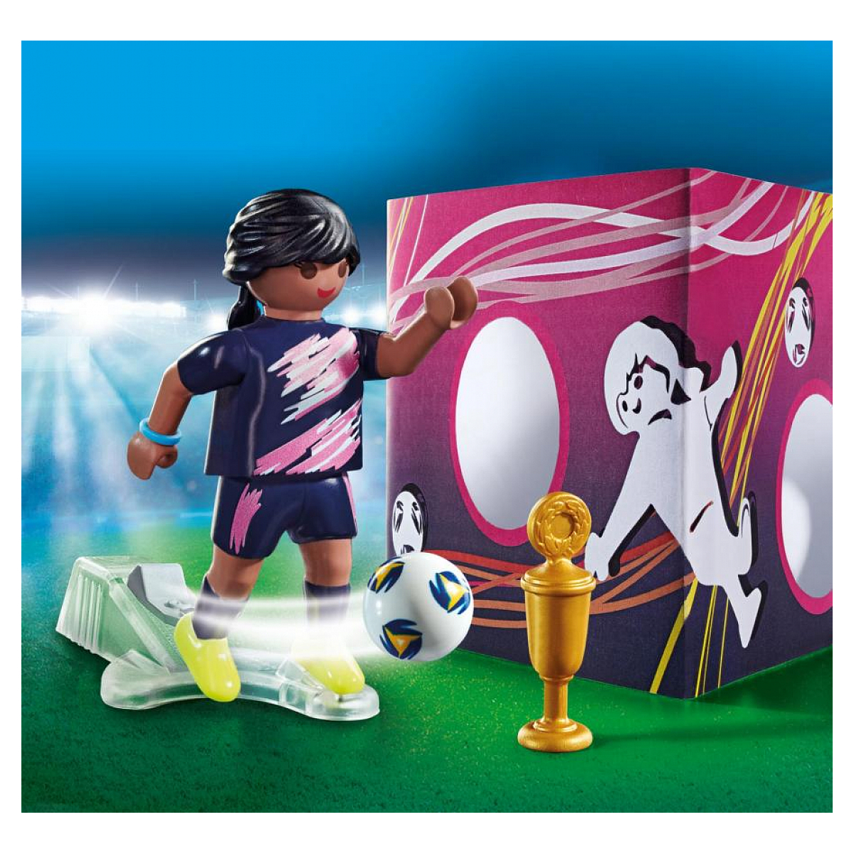 Playmobil-Fußballspieler, der den Ball in Richtung Tor schießt. Hintergrund: Trophäe und Publikum.