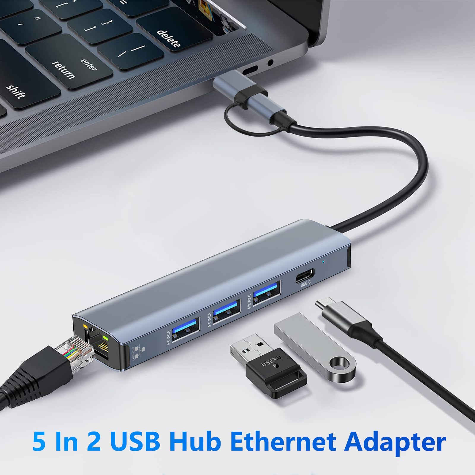 USB-Hub und USB-Stick an einem Laptop angeschlossen.