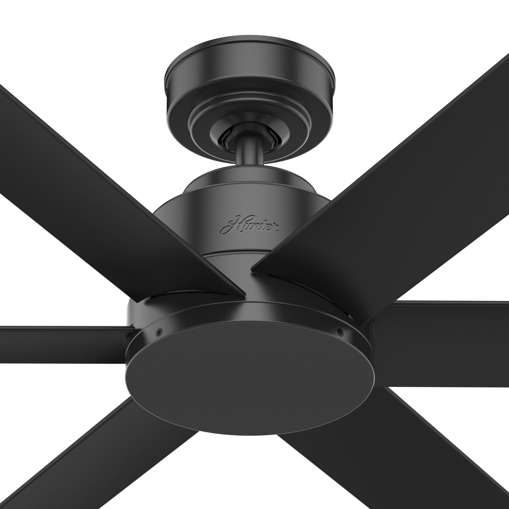 Das Bild zeigt eine Nahaufnahme eines schwarzen Deckenventilators mit mehreren Flügeln vor weißem Hintergrund.