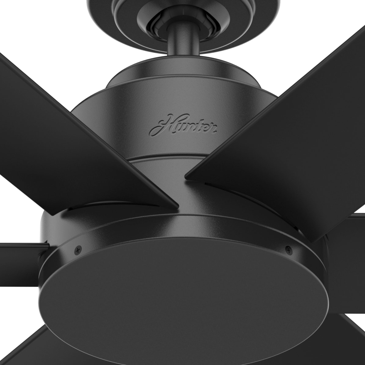 Schwarzer Deckenventilator, Nahaufnahme. Der Markenname 'Hunter' ist auf dem Motorgehäuse sichtbar.