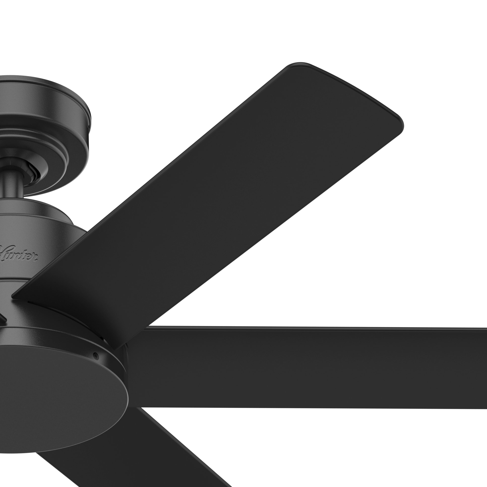 Das Bild zeigt eine Nahaufnahme eines schwarzen Deckenventilators, mit drei sichtbaren Flügeln vor weißem Hintergrund.