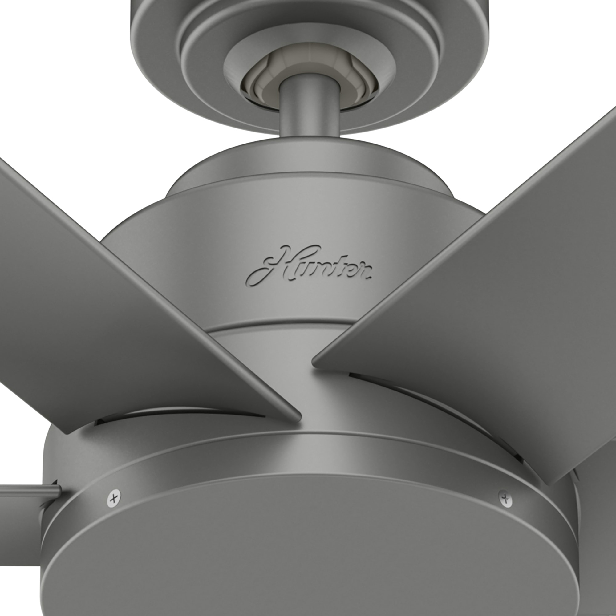 Grauer Deckenventilator mit sechs Flügeln, Nahaufnahme. Der Markenname 'Hunter' ist sichtbar.