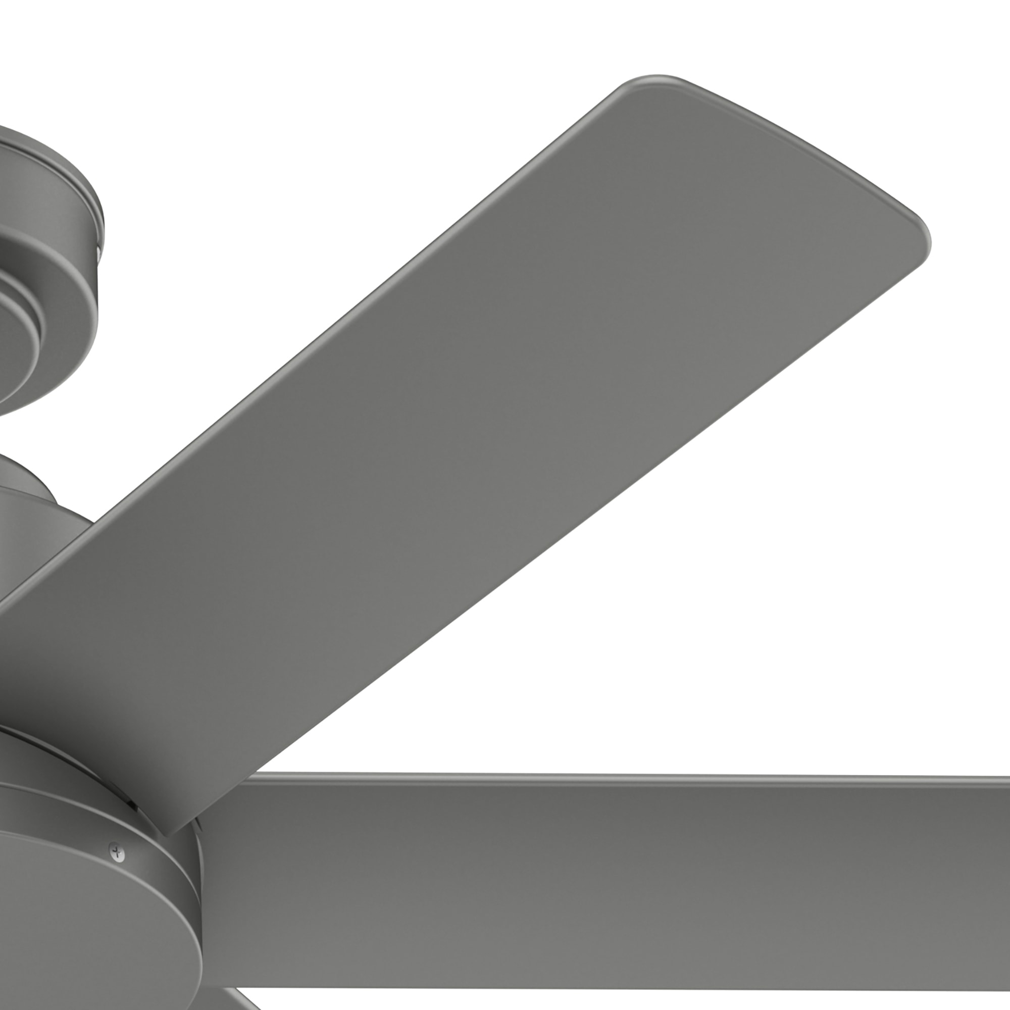 Nahaufnahme eines grauen Deckenventilatorflügels. Weißer Hintergrund.