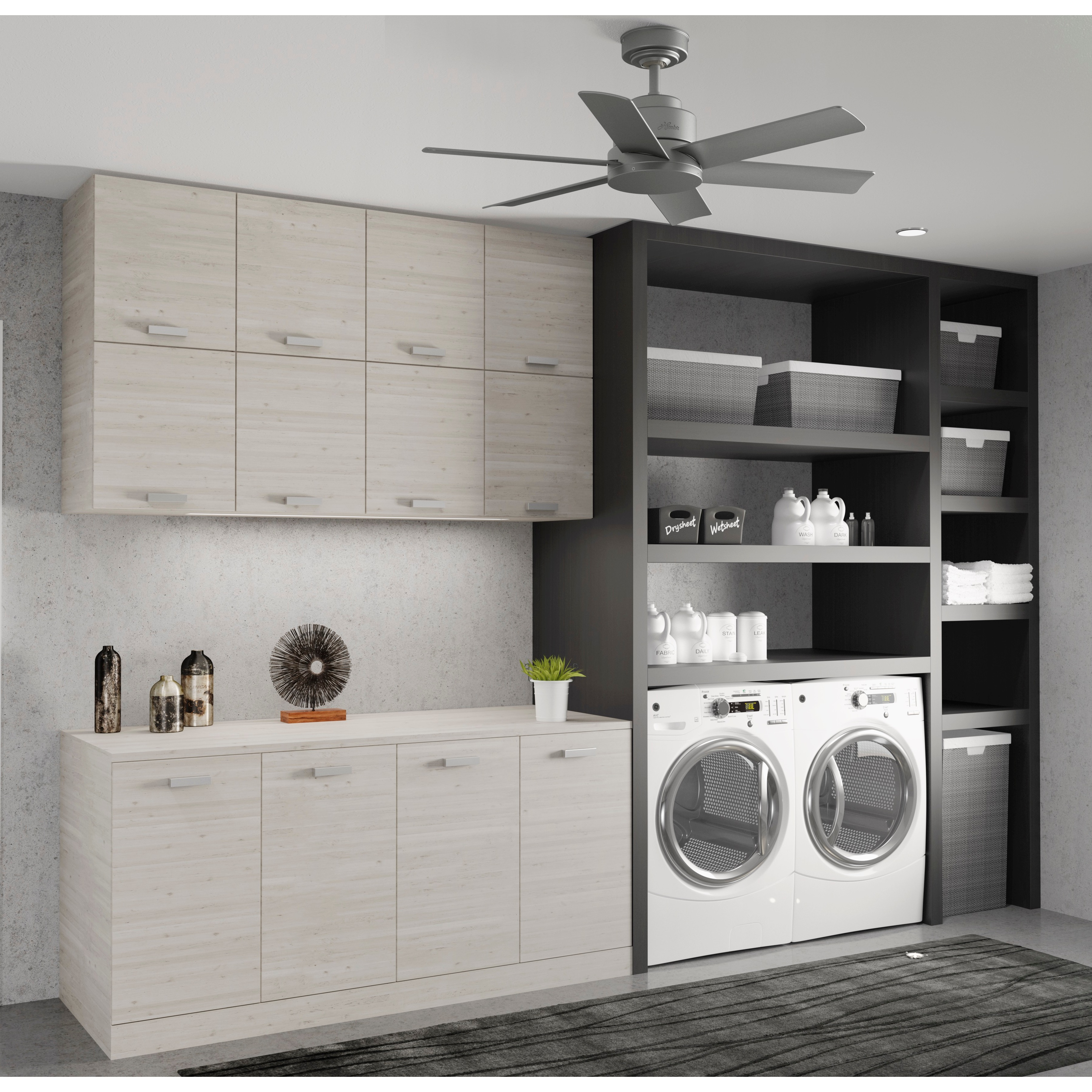 Waschküche mit weißen Schränken, Waschmaschine/Trockner und einem schwarzen Regal. Ein Deckenventilator ist sichtbar.
