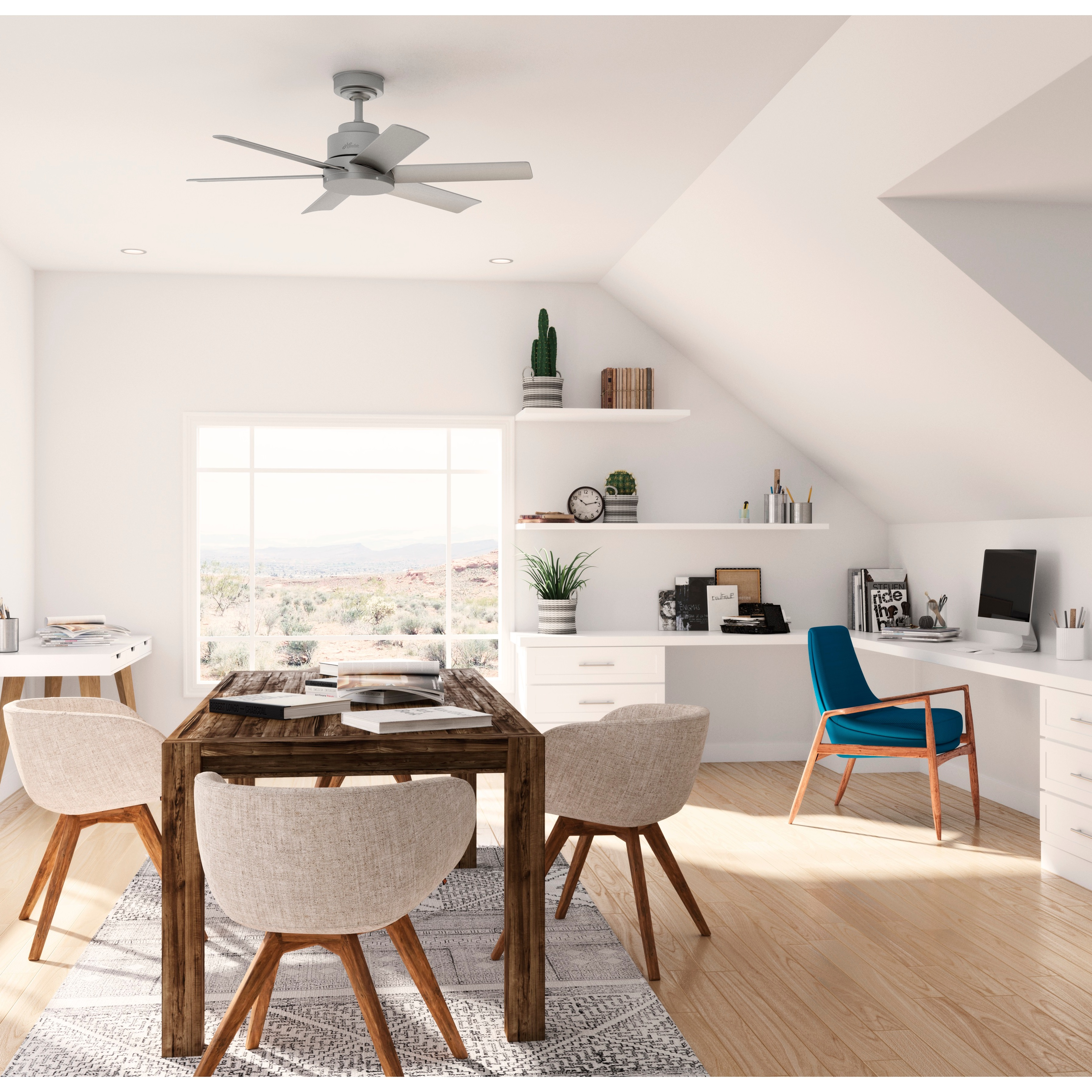 Modernes Heimbüro mit Schreibtisch, Stühlen und Deckenventilator. Natürliches Licht und weiße Wände.