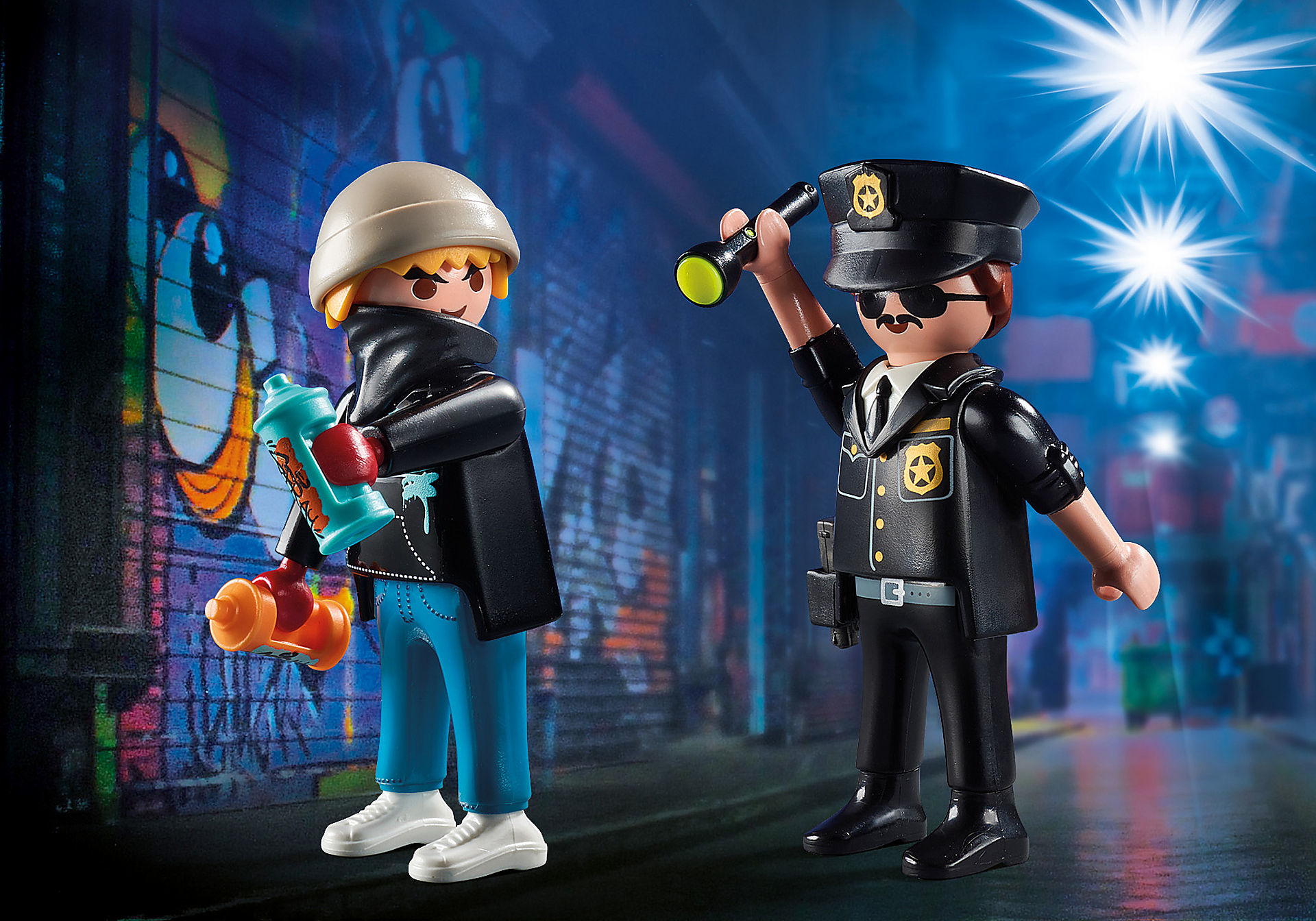 Spielfiguren, die einen Polizisten und einen Graffiti-Künstler in einer Stadt darstellen.