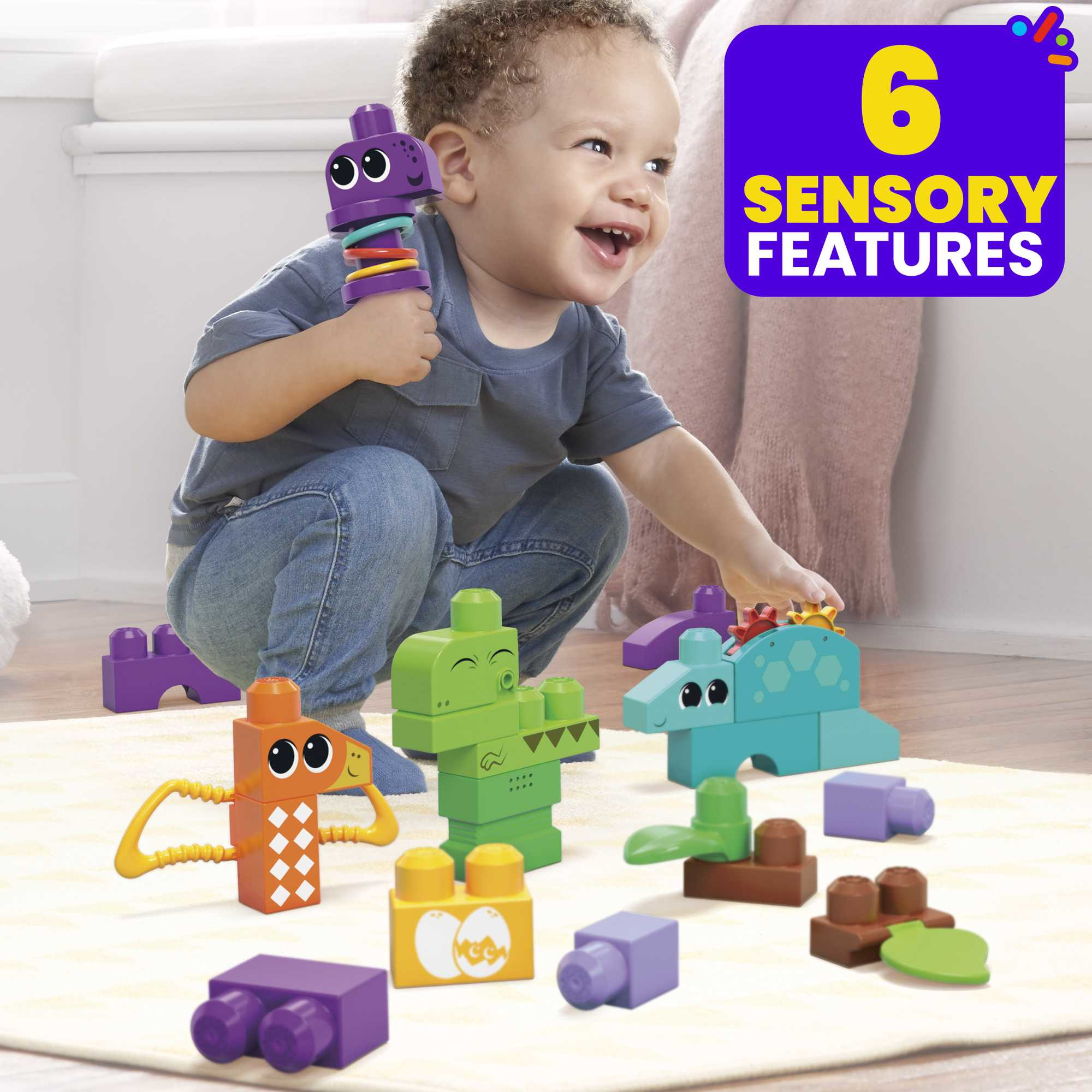 Un bambino sorride mentre gioca con blocchi giocattolo colorati in una stanza.