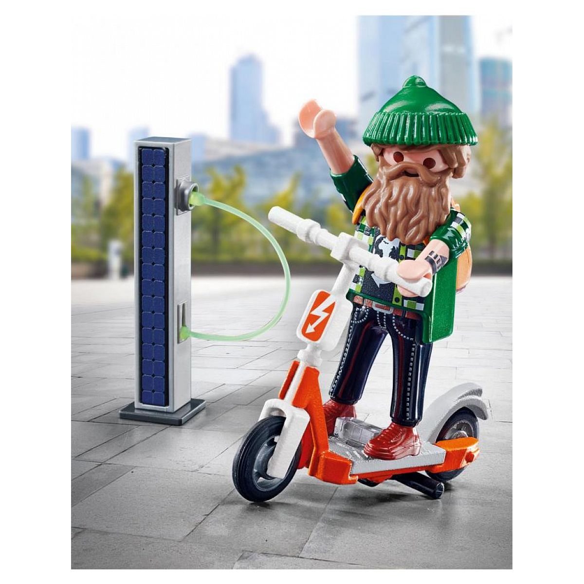 Playmobil-Figur auf Roller, der an einer Ladestation lädt. Figur winkt, Stadtbild im Hintergrund.