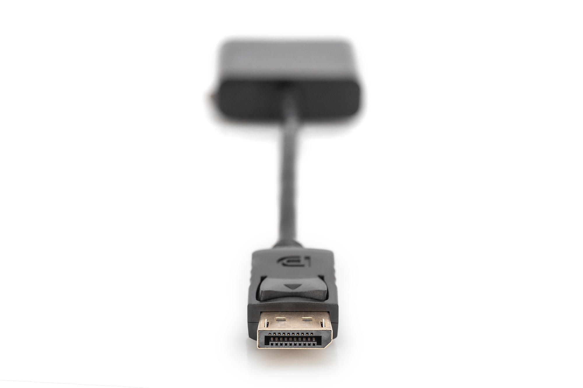 Czarny kabel adaptera DP na DVI z czarnym złączem, skierowany w stronę widza, na białym tle.