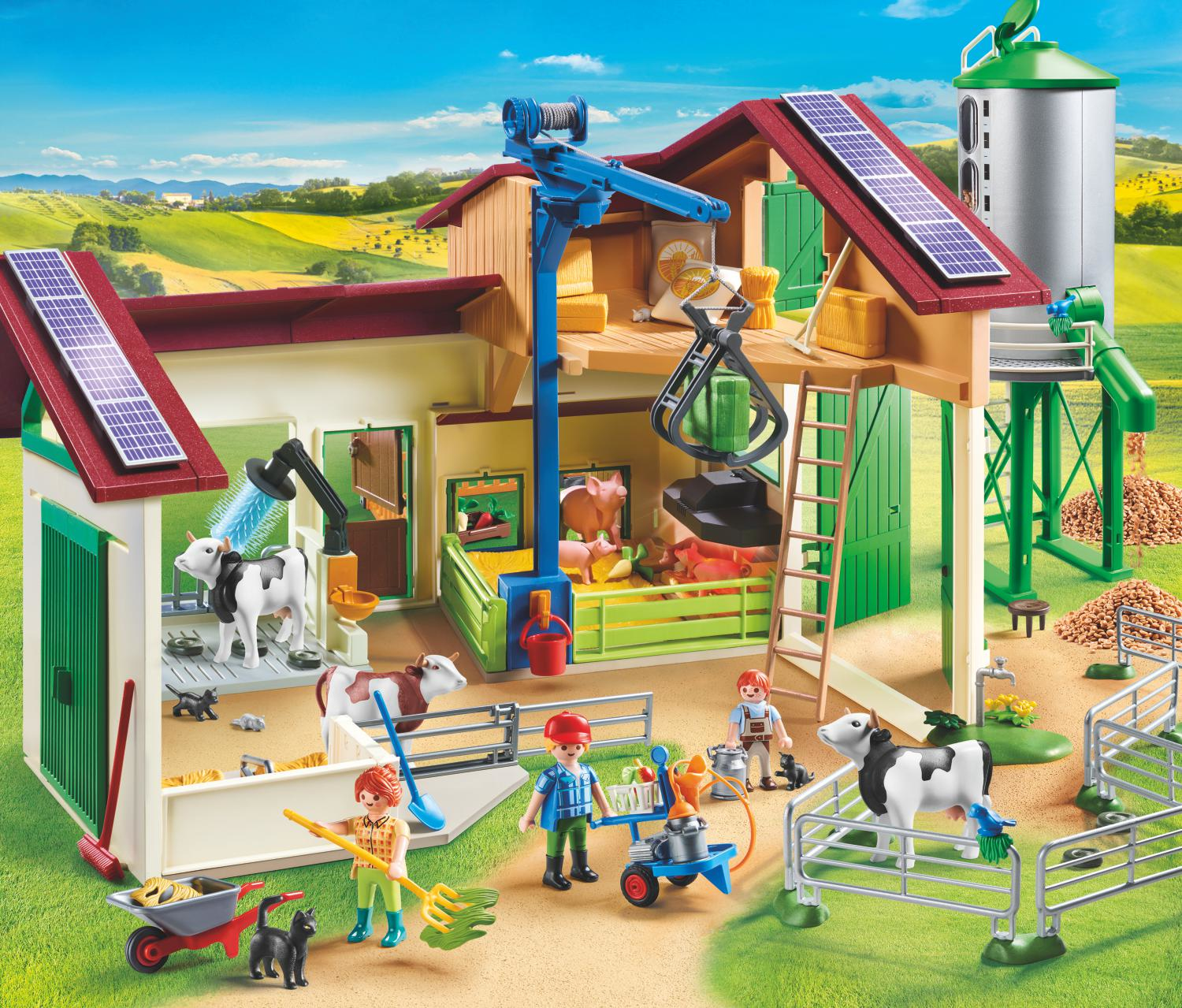 Scena z farmy Playmobil z oborą, silosem, zwierzętami gospodarskimi i rolnikami z różnymi narzędziami.