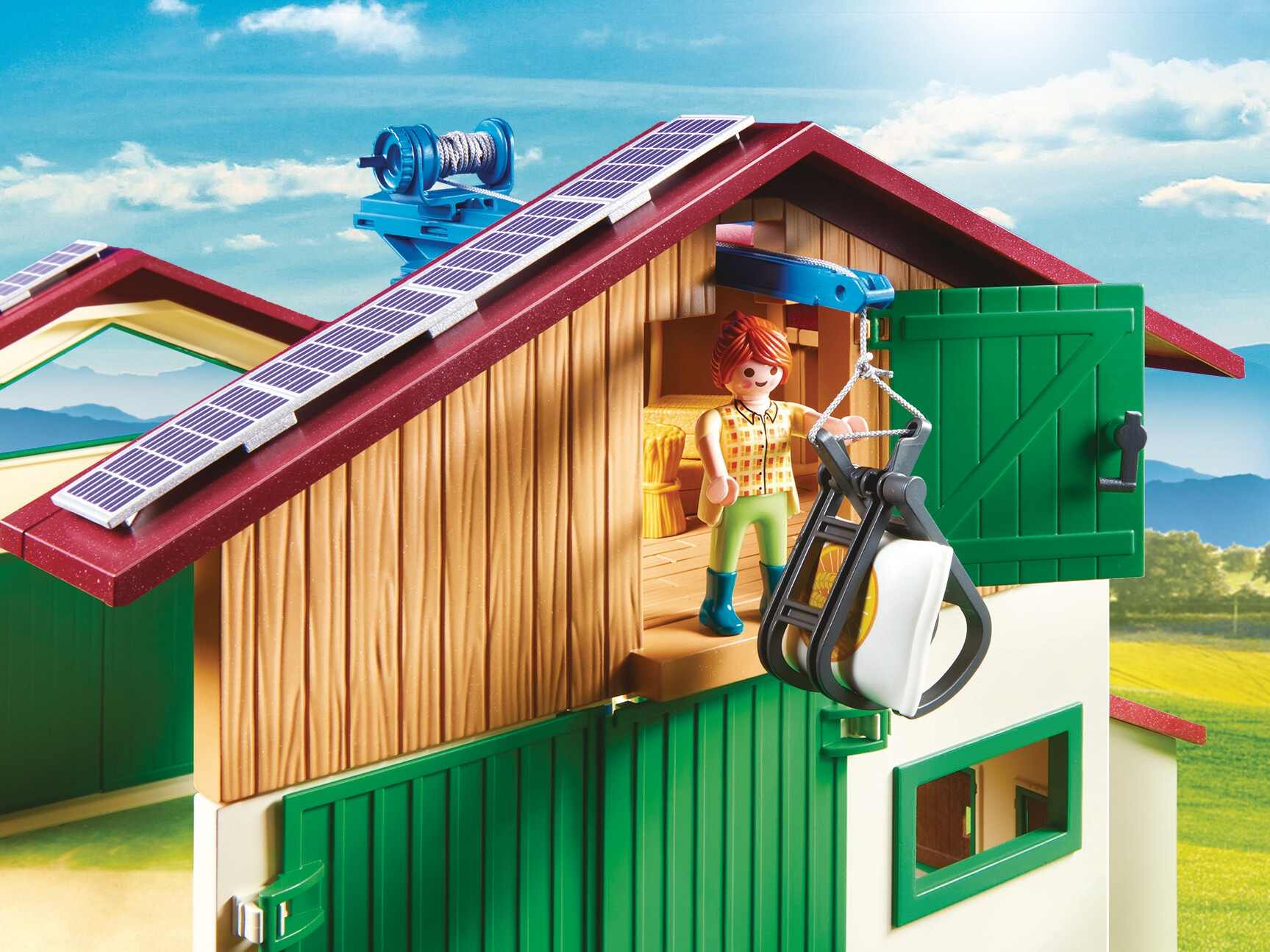 Scena z farmy Playmobil z rolnikiem, stodołą z panelami słonecznymi i mechanizmem do podnoszenia siana.