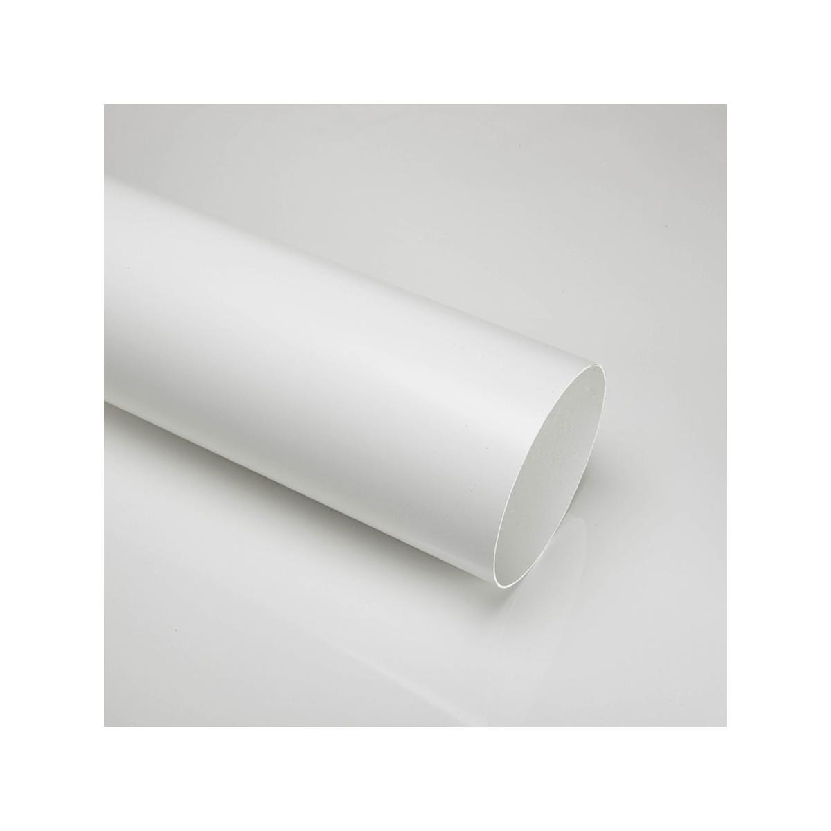 Biała plastikowa rura na białej powierzchni.