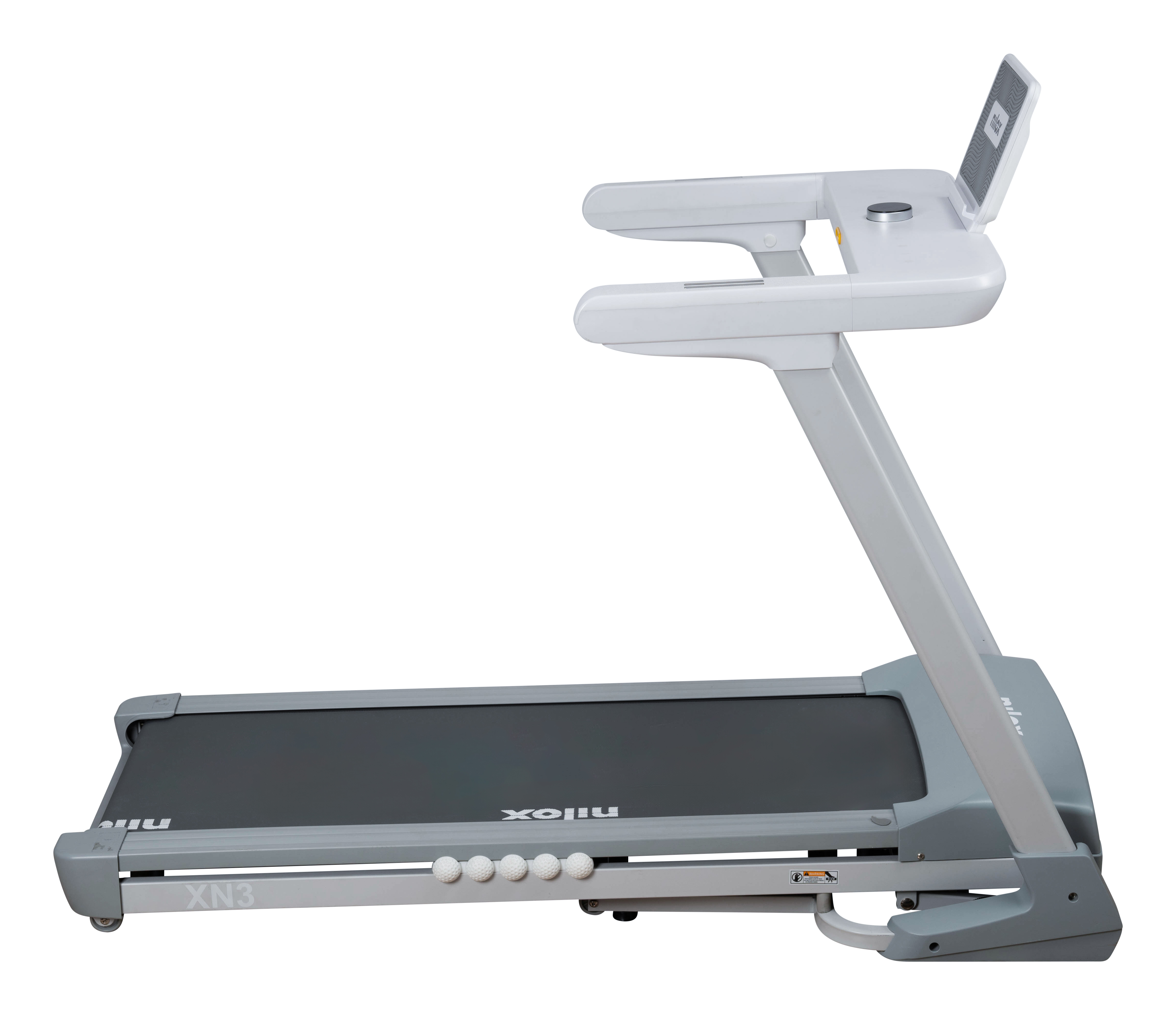Un tapis roulant grigio e bianco su sfondo bianco, con un display digitale.
