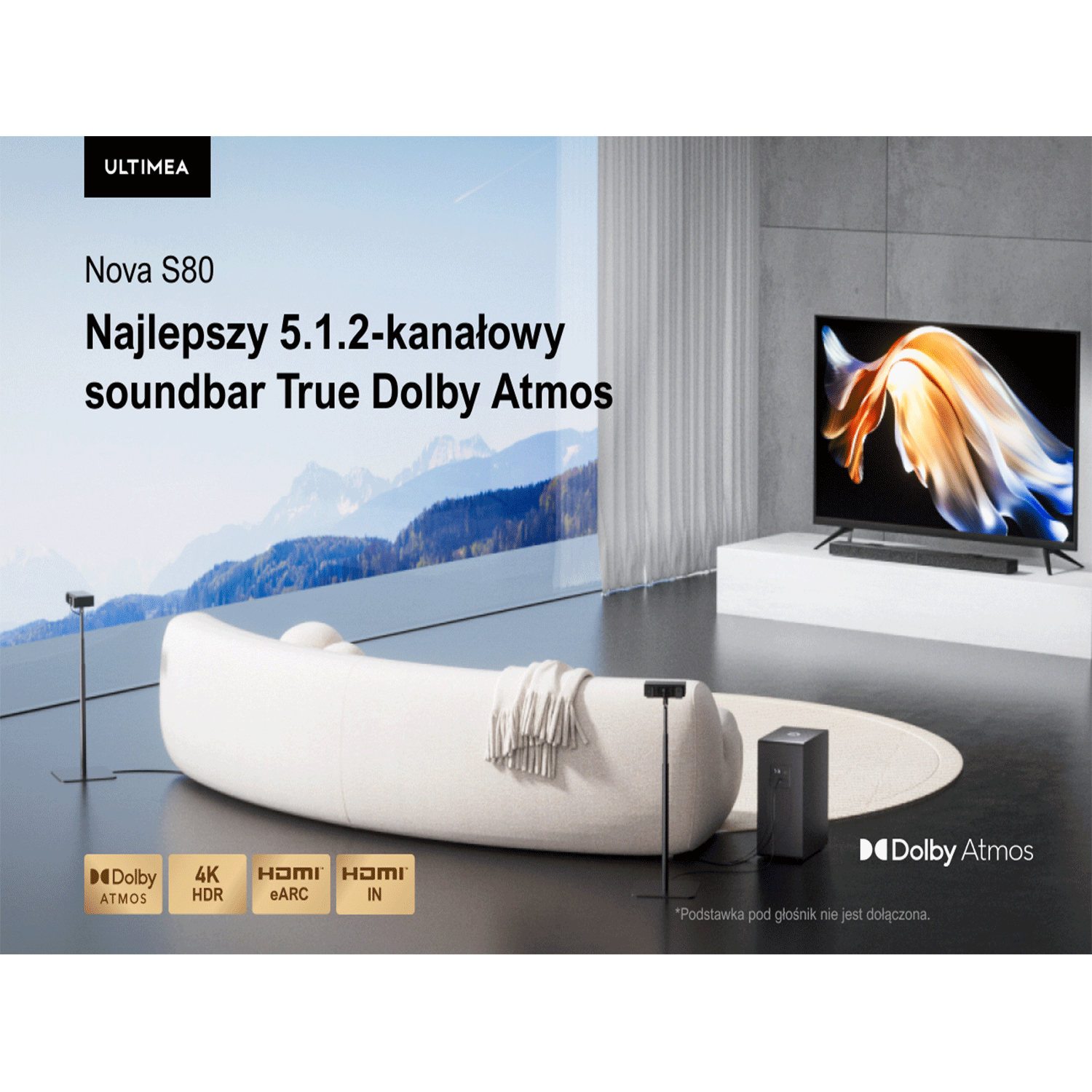 Nowoczesny salon z soundbarem i telewizorem. Pokój ma białą sofę i czarny soundbar.