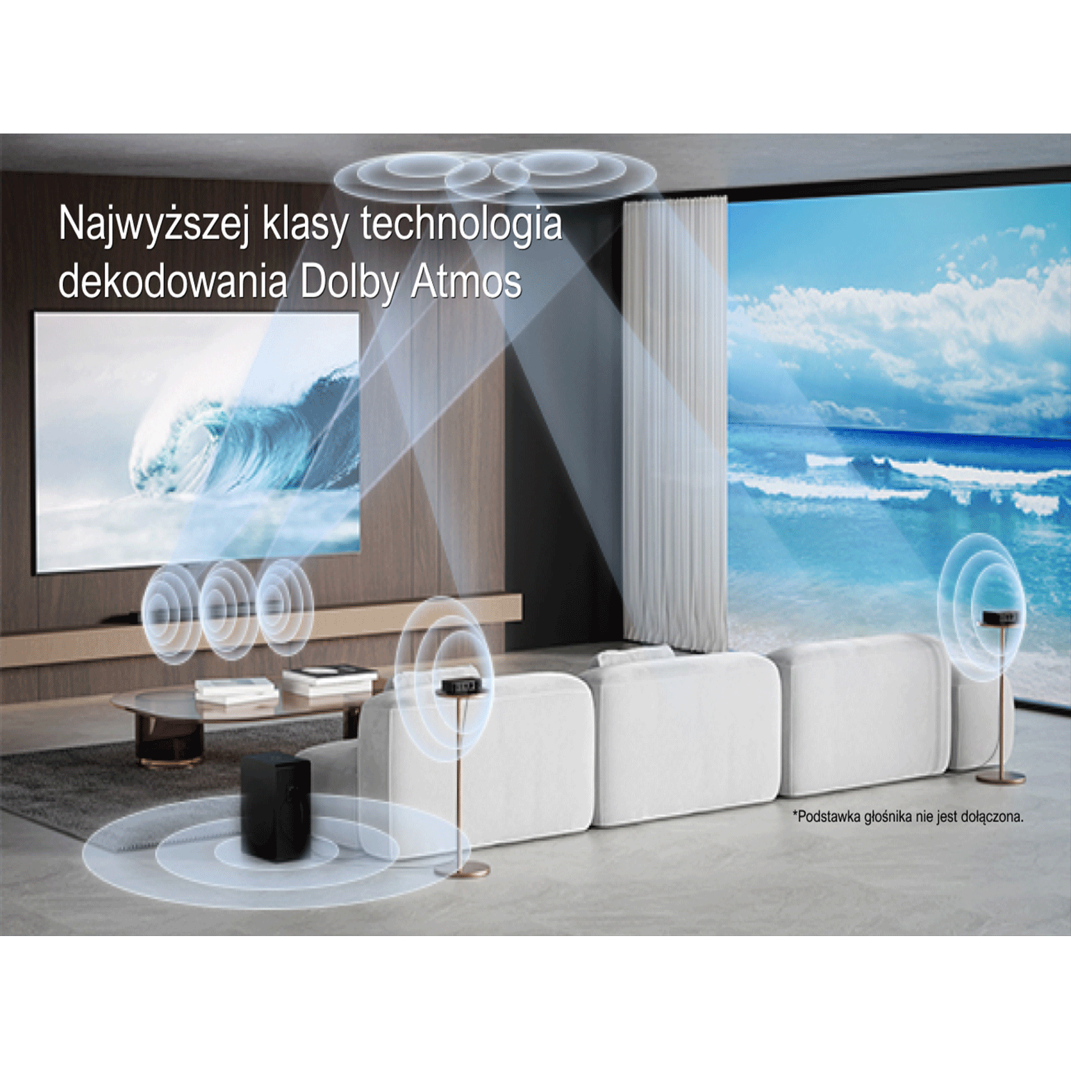 Salon z TV wyświetlającym scenę oceanu, głośniki i tekst promujący technologię Dolby Atmos.