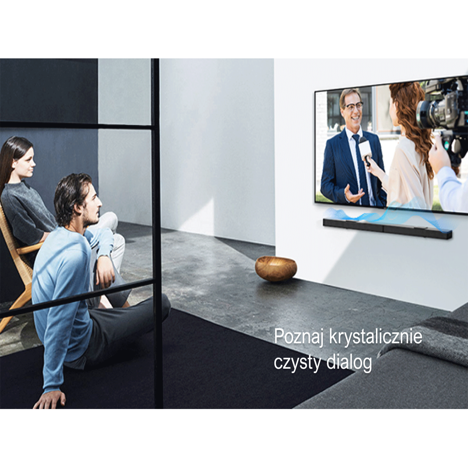 Salon z ludźmi oglądającymi TV z wiadomościami, soundbarem i tekstem promującym czysty dialog.