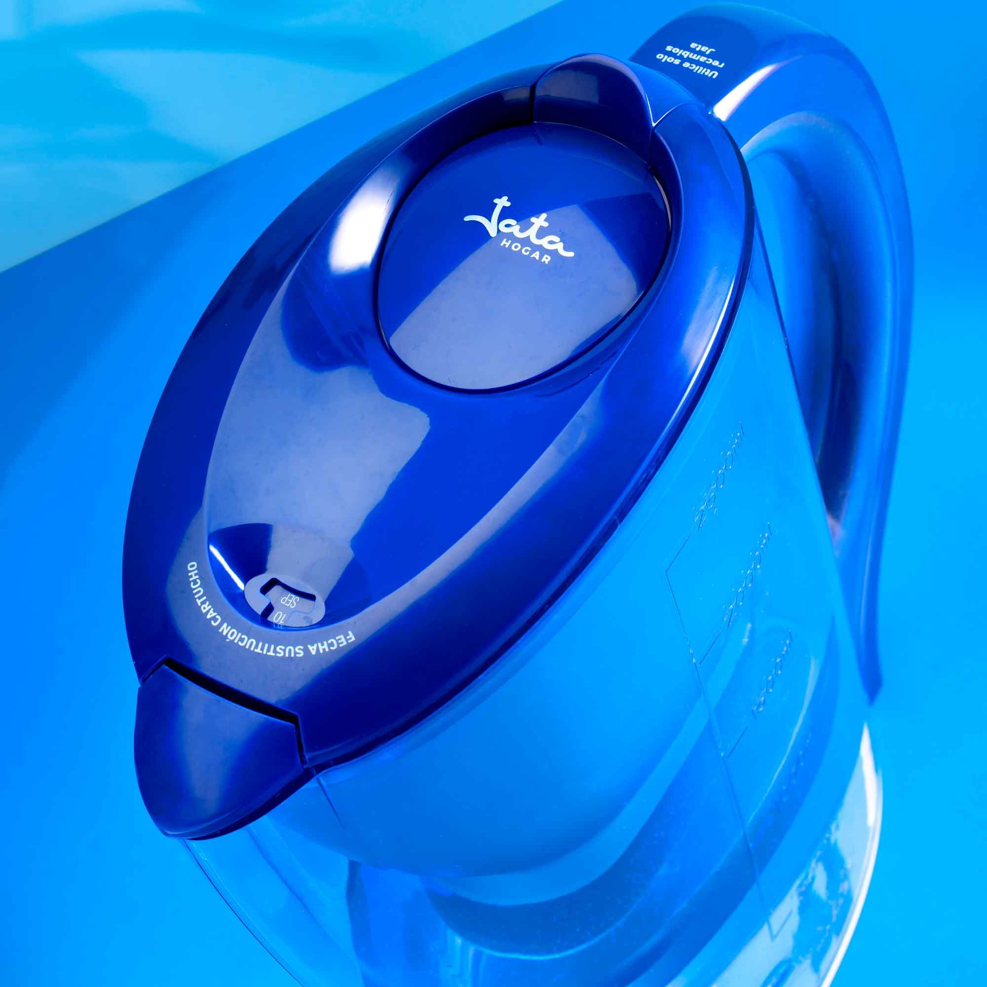 Niebieski dzbanek z filtrem do wody. Widok z góry. Biały tekst i niebieski plastik. Logo Jata Hogar.