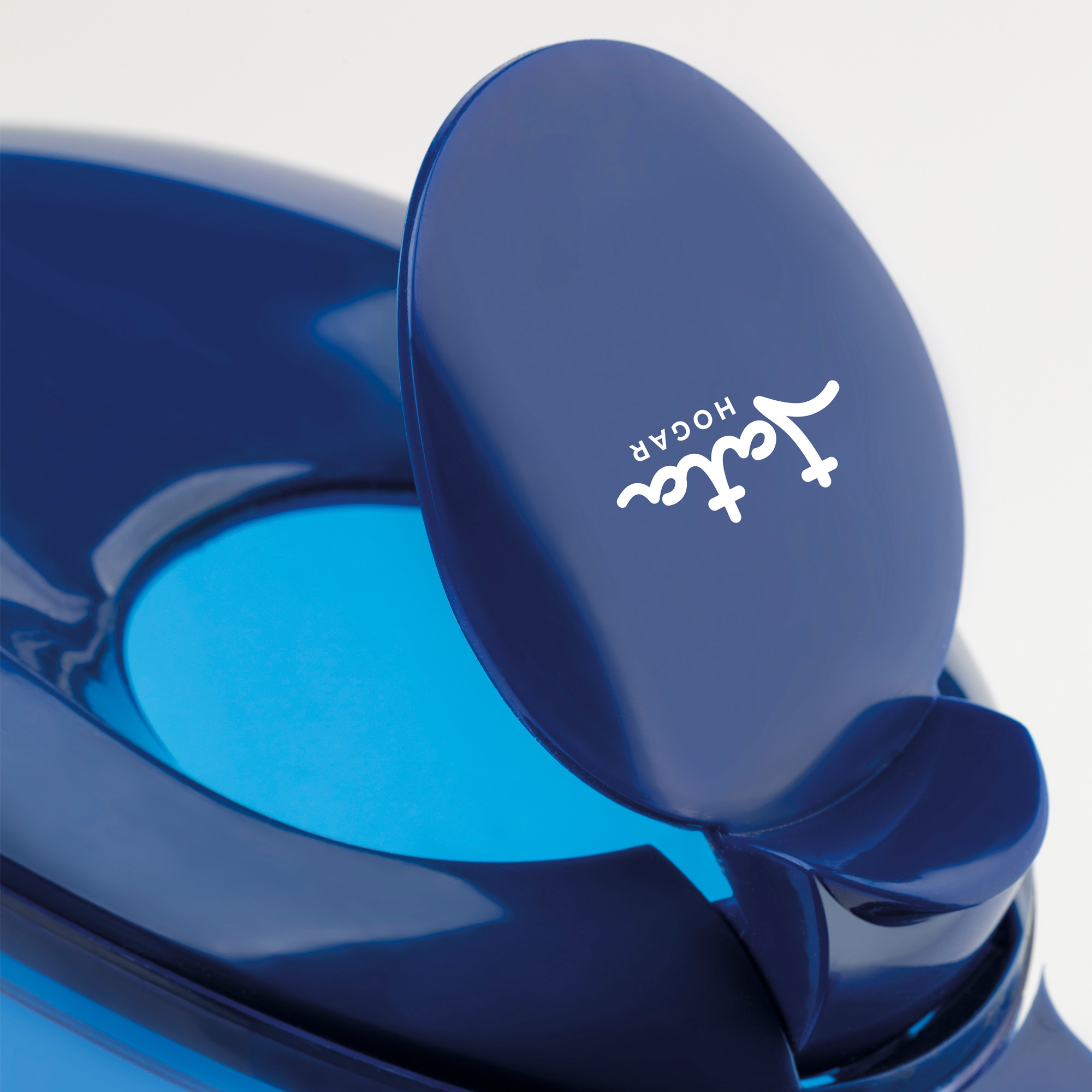 Niebieska pokrywa pojemnika z białym napisem 'Tata Hogar'.