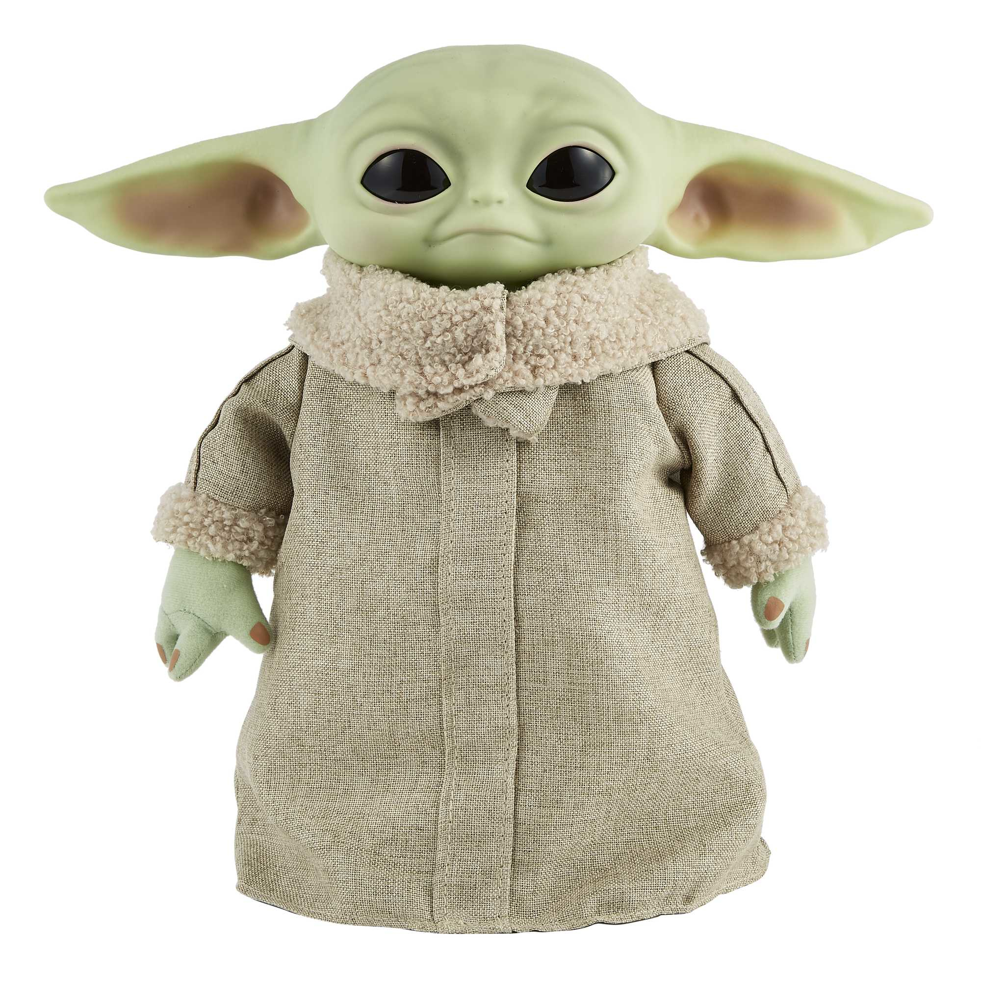 Eine Baby-Yoda-Puppe, grüne Haut, große Ohren und ein beiger Mantel stehen vor weißem Hintergrund.