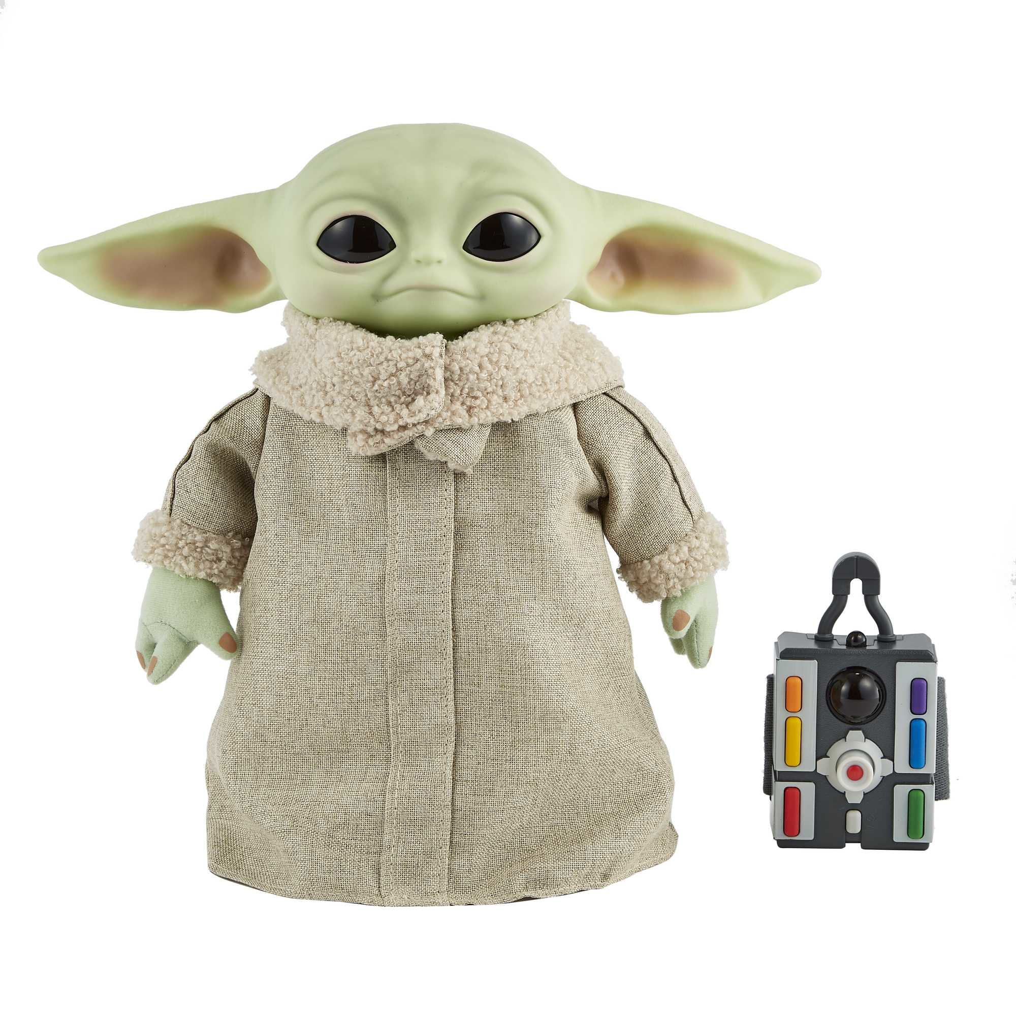 Baby Yoda Figur mit Fernbedienung, trägt einen beigen Mantel, auf weißem Hintergrund.