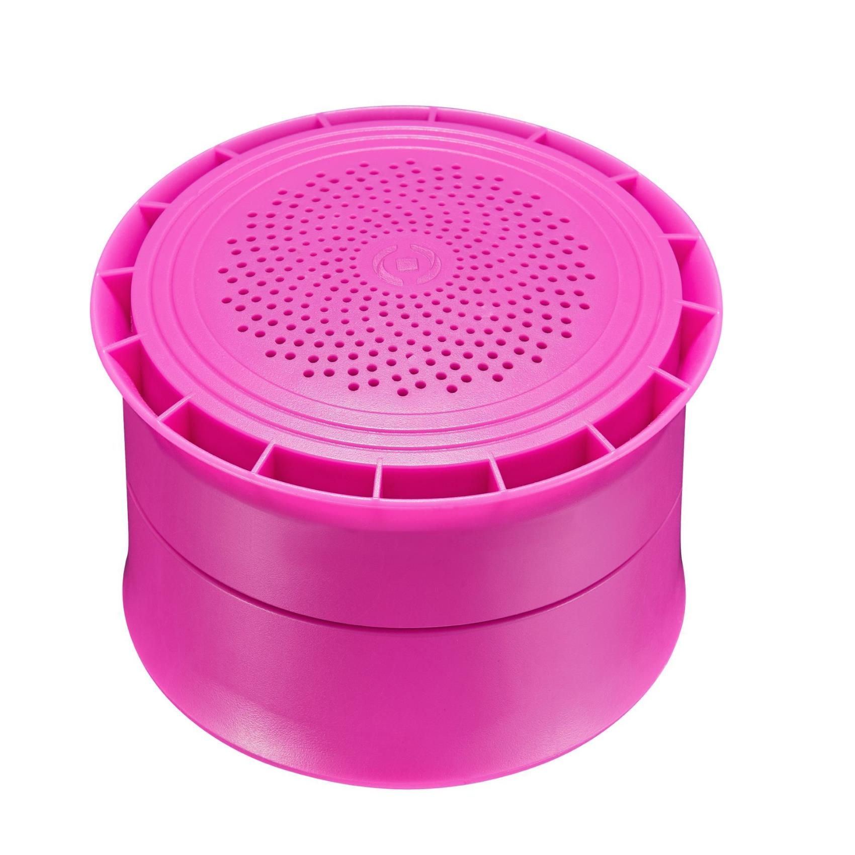 Altoparlante rosa con parte superiore in rete e corpo cilindrico arrotondato.