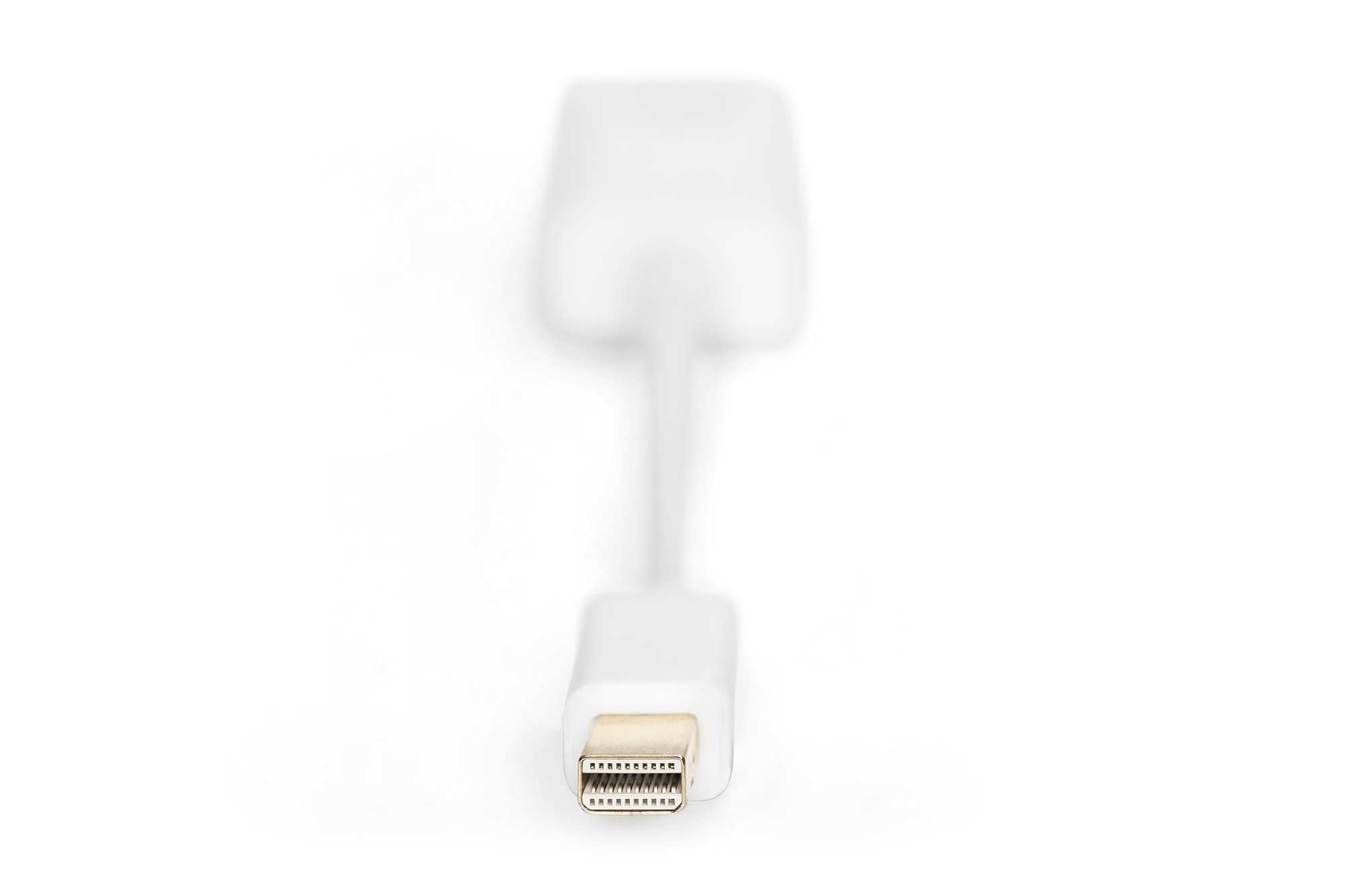 Un cable adaptador blanco con un conector en cada extremo, sobre fondo blanco.