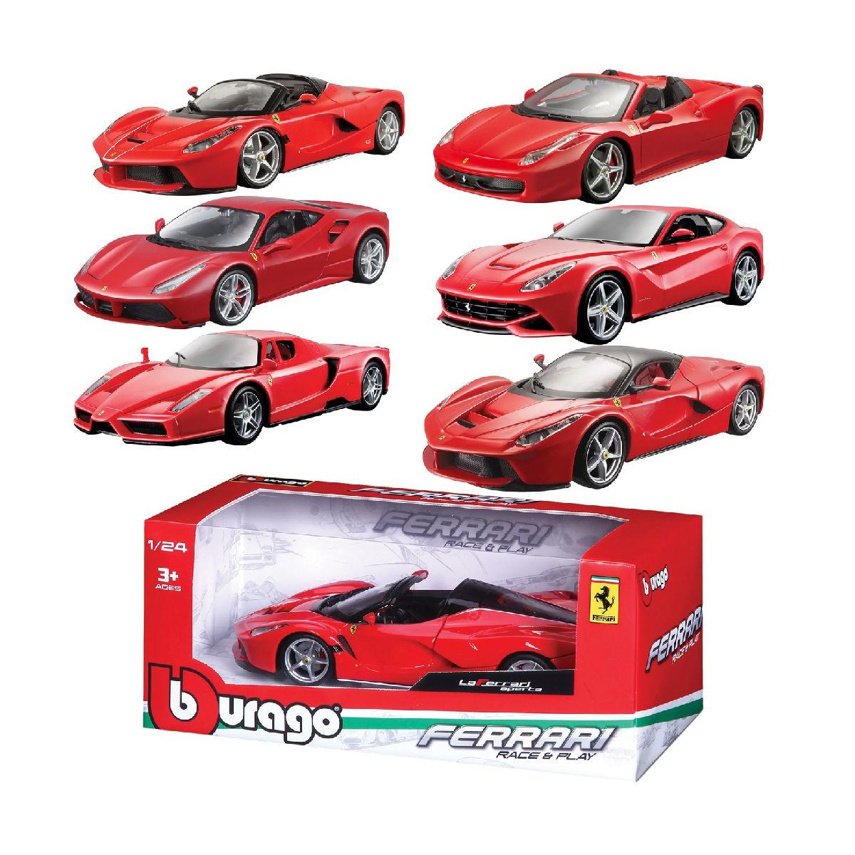 Automobili giocattolo Ferrari rosse in una scatola. Include vari modelli. La scatola dice Ferrari Race & Play.