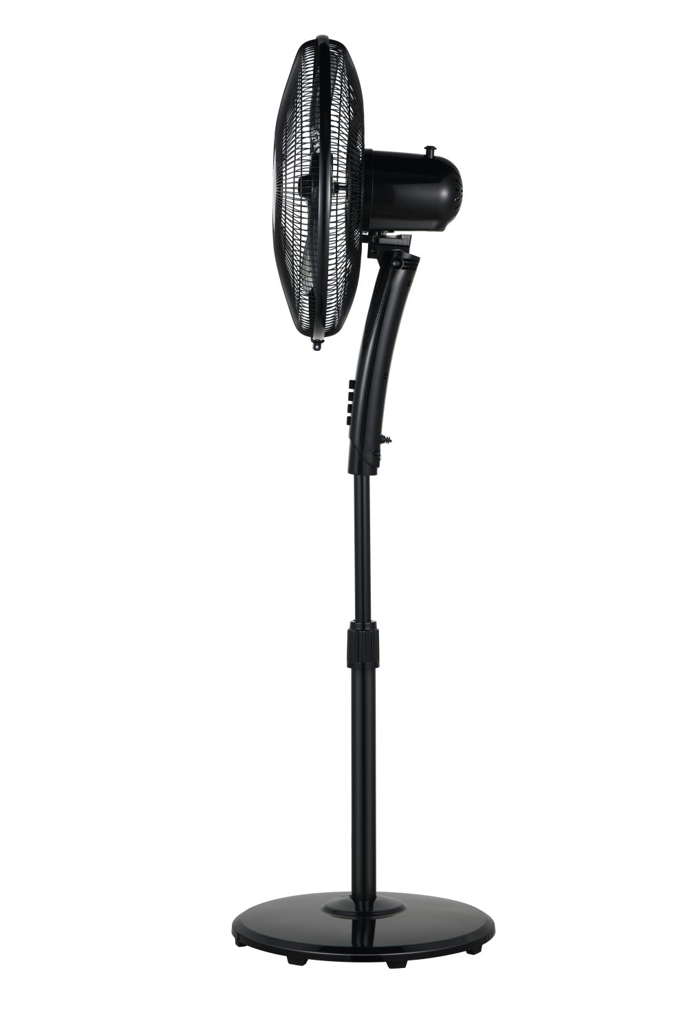 Czarny wentylator stojący. Widok z boku głowicy i silnika wentylatora. Czarny stojak i zakrzywiona szyja.