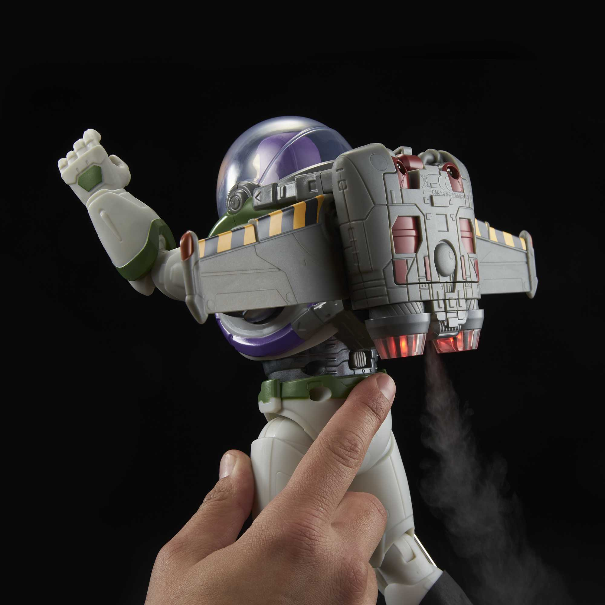 Buzz Lightyear giocattolo con il suo jetpack che emette vapore. È girato di spalle. Sfondo nero.