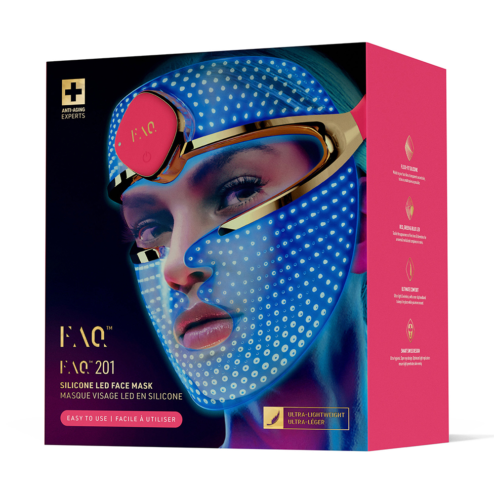 Un masque facial avec des lumières bleues devant une boîte. La boîte contient des images et du texte.